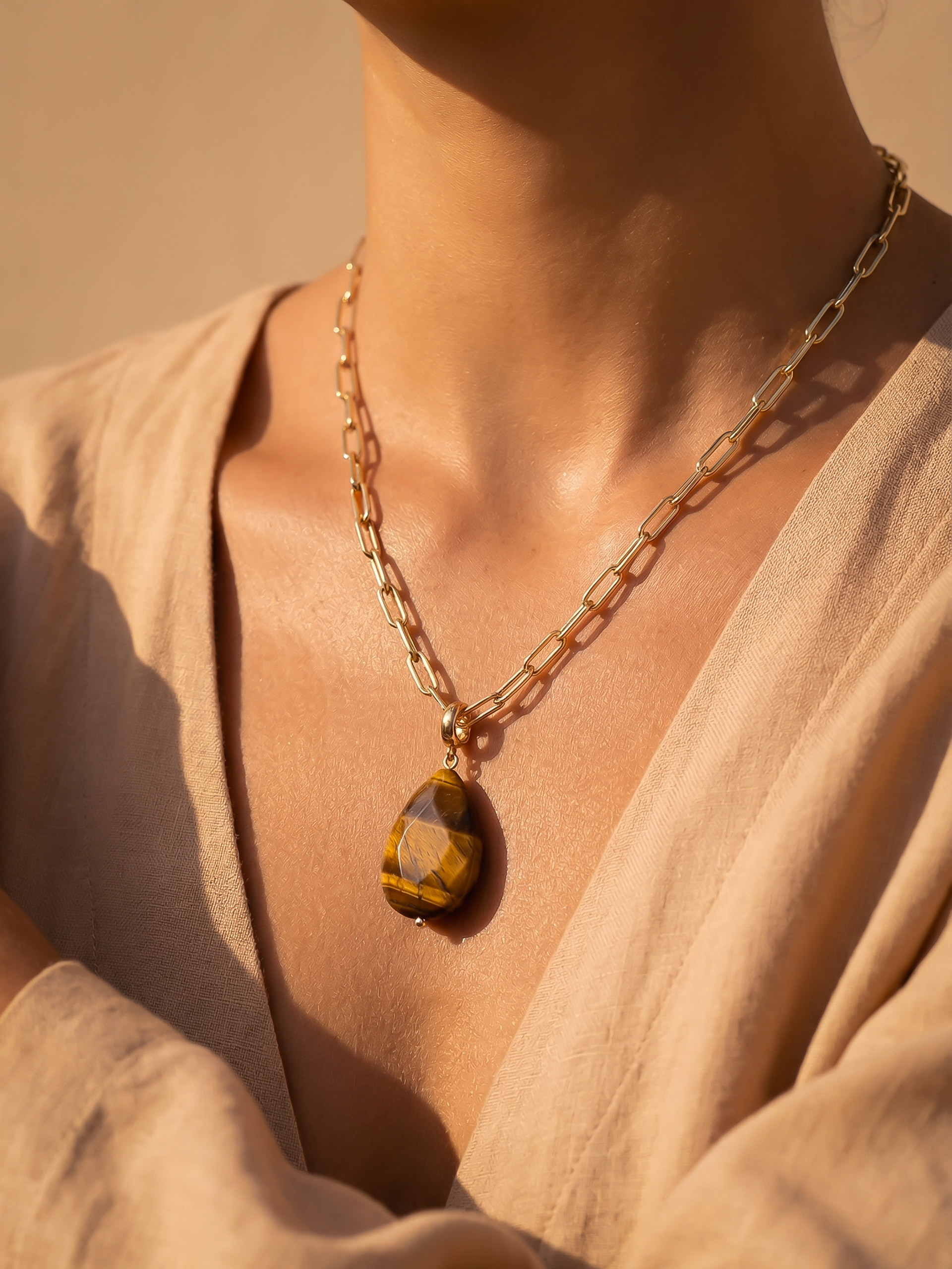 Collier Chaîne à Maillons Or – Pendentif Pierre de TigreCollier Chaîne à Maillons Or – Pendentif Pierre de TigreCollier Chaîne à Maillons Or – Pendentif Pierre Oeil de Tigre