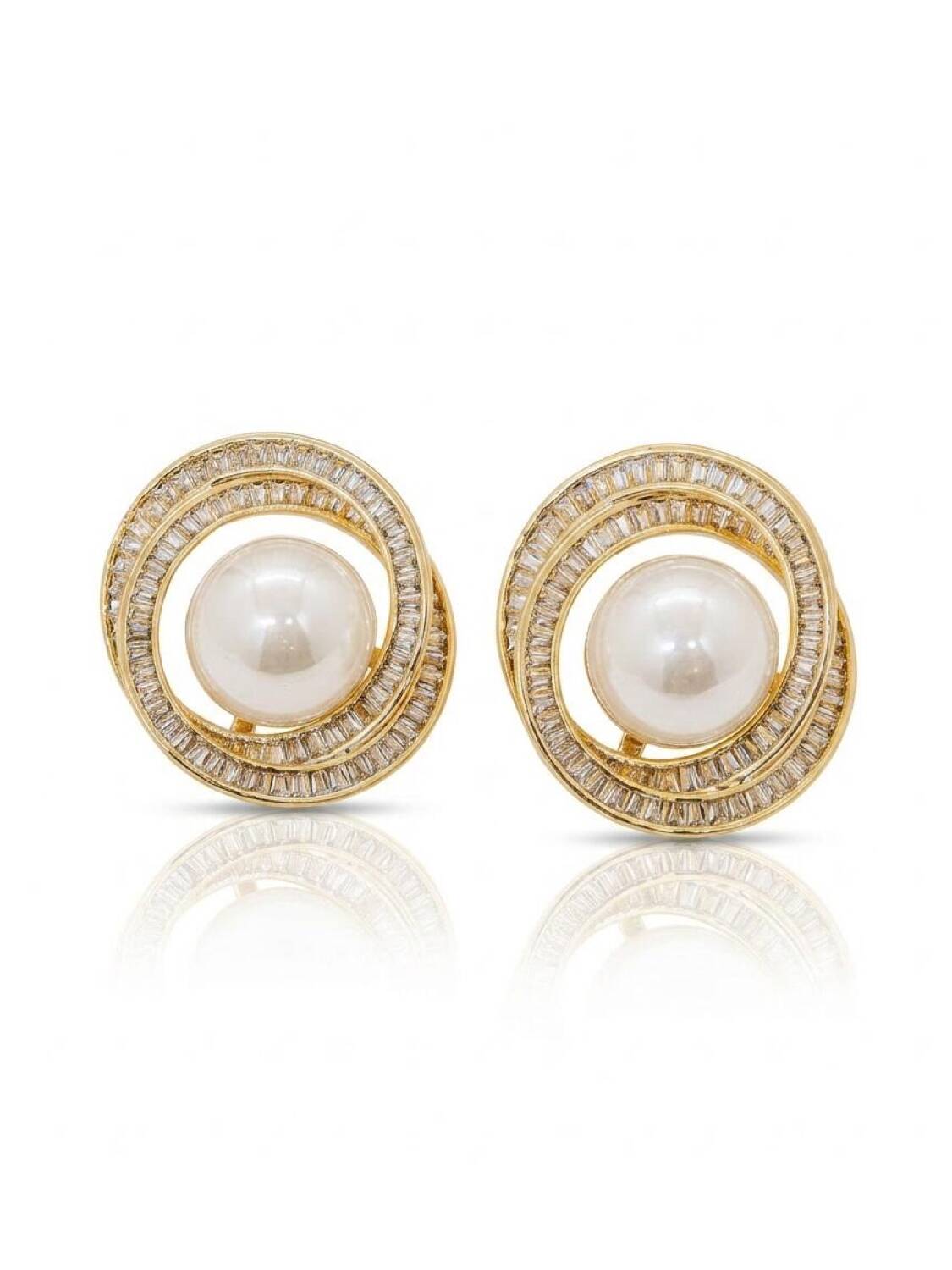 Paire de boucles d’oreilles rondes dorées : deux cercles de baguettes claires autour d’une perle.