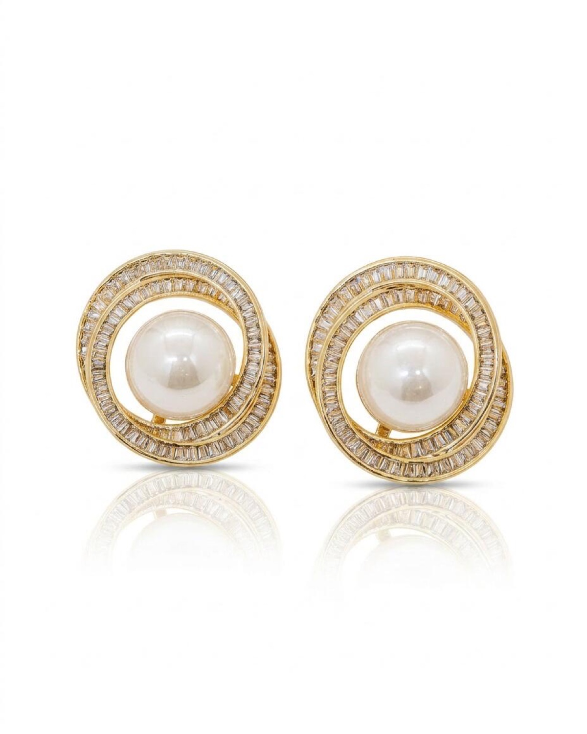 Paire de boucles d’oreilles rondes dorées : deux cercles de baguettes claires autour d’une perle.