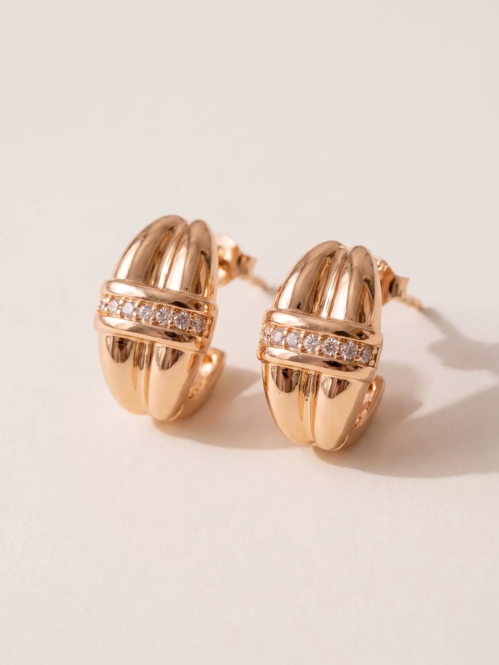 Boucles d'oreilles 2 rangées bombées, détails zircons, la paire posée, vue de près