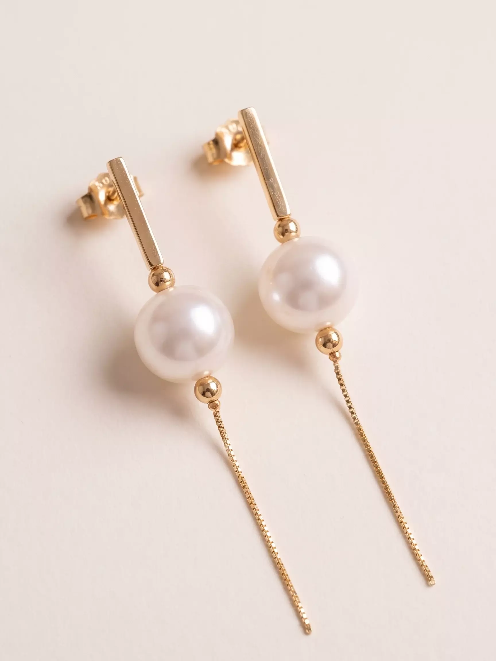 Stick-base earrings, Venetian chain and pearl, pair laid flat, close-up view