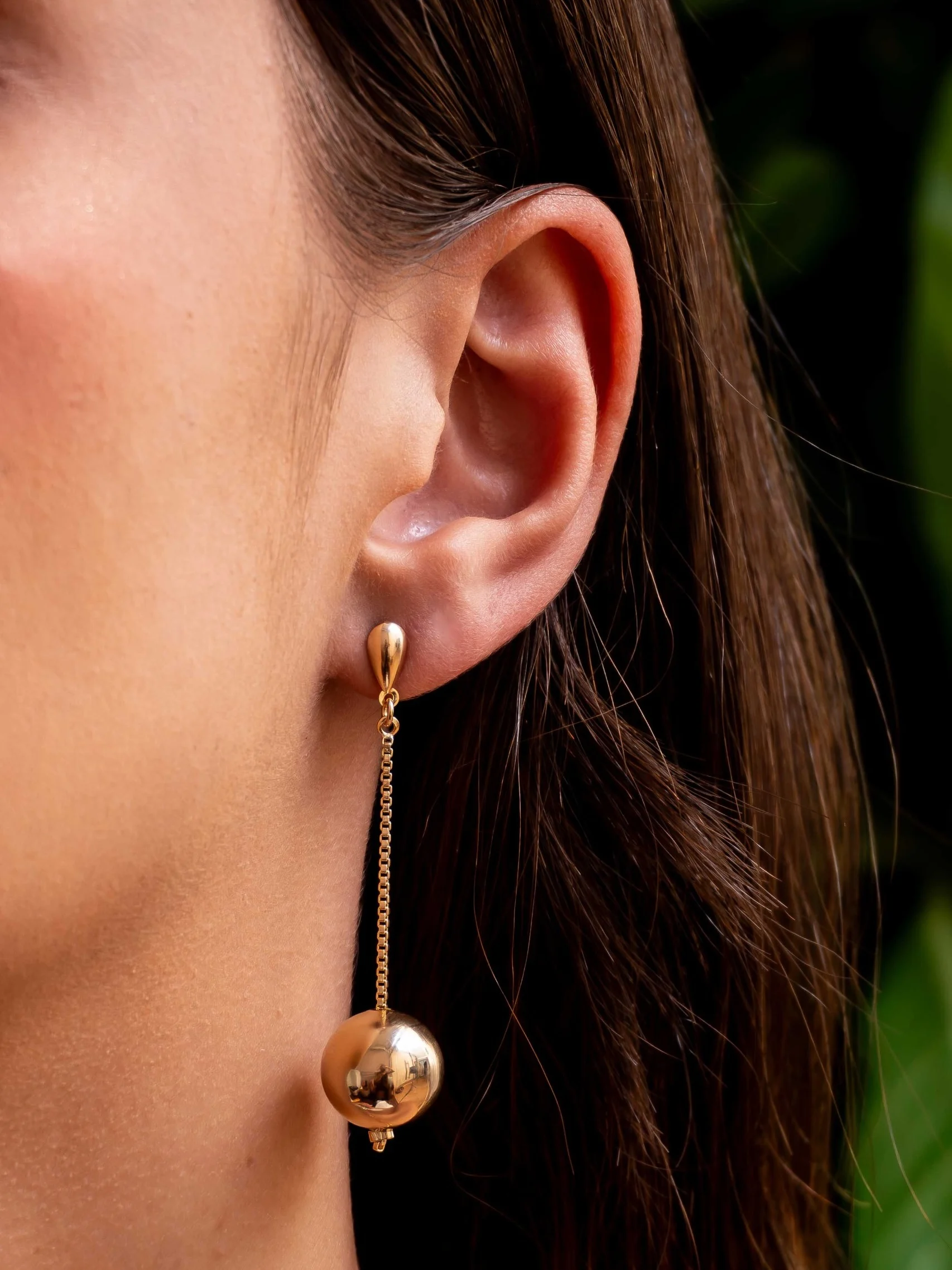 Boucles d'oreilles base goutte inversée, vénitienne et boule 14mm, portées en gros plan