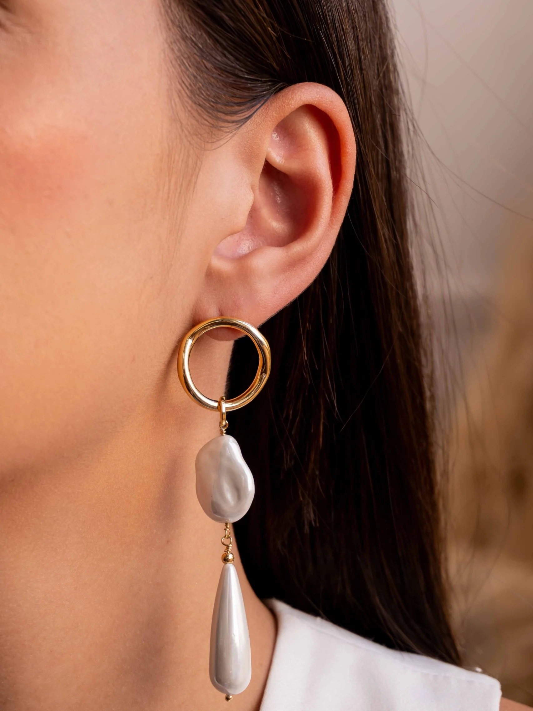 Openwork hoop earrings, pearls – Worn, Detail