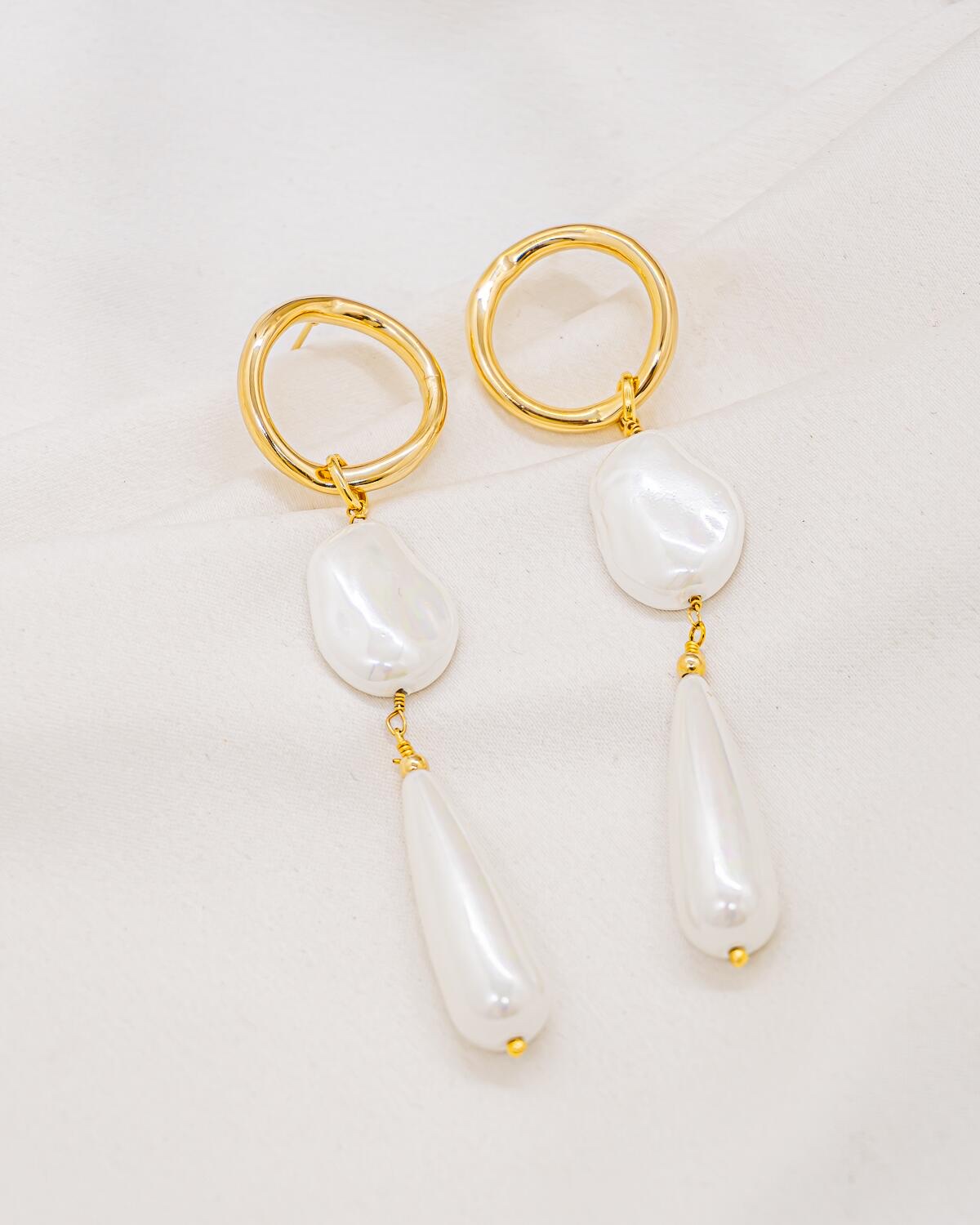 Gold earrings with hoop, irregular white pearl and teardrop pearl