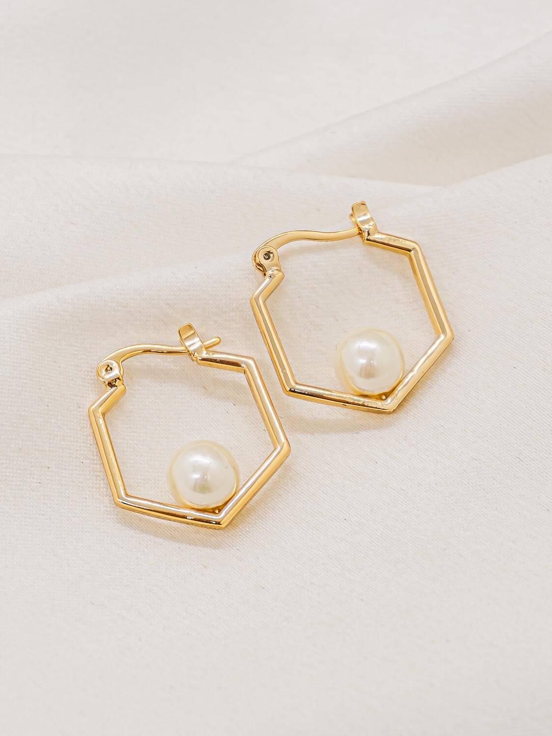 Paire de créoles dorées en forme d’hexagone, avec une petite perle blanche