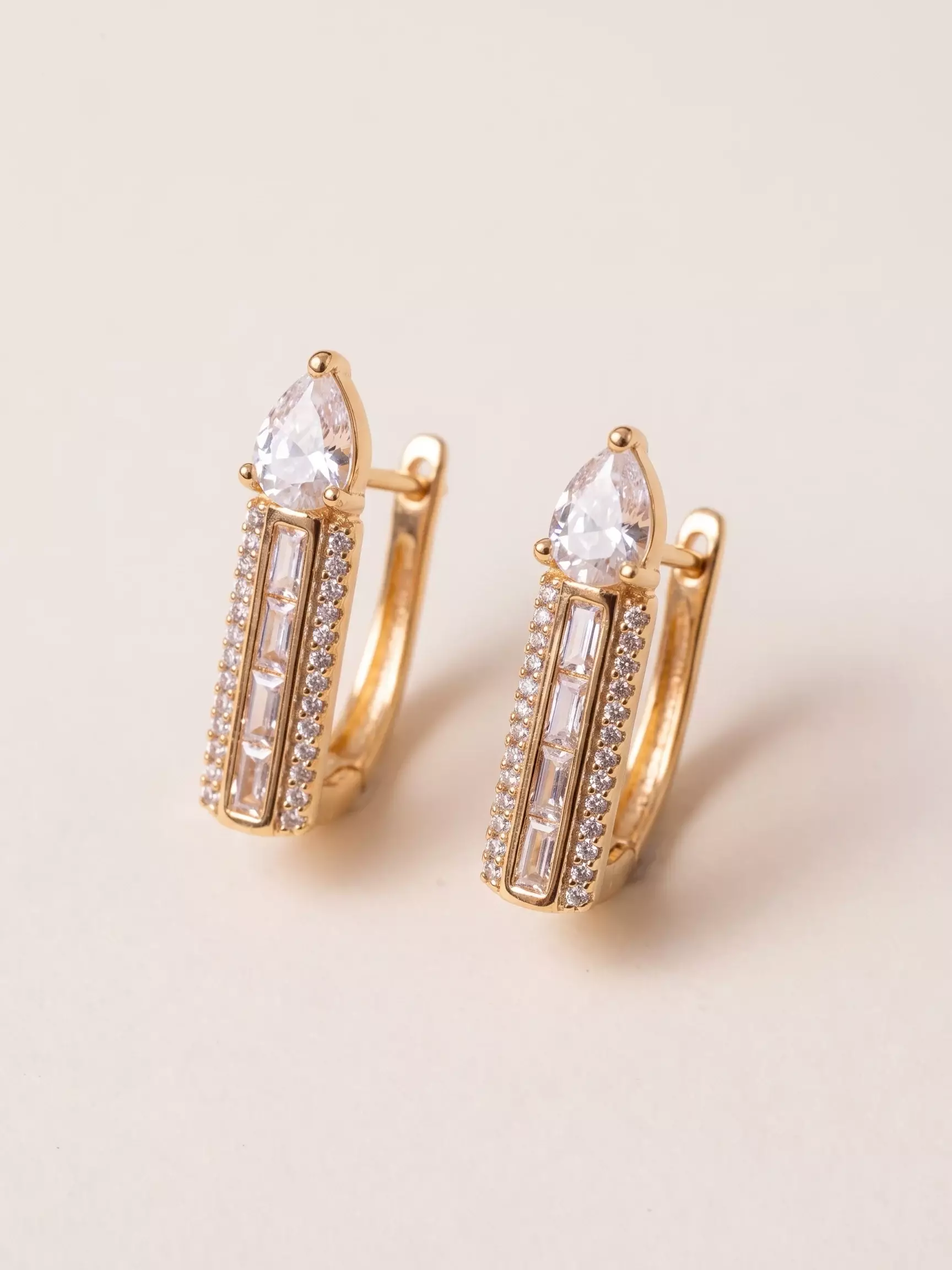 Boucles d'oreilles créole rectangulaire sertie, zircon goutte, la paire posée, vue de près