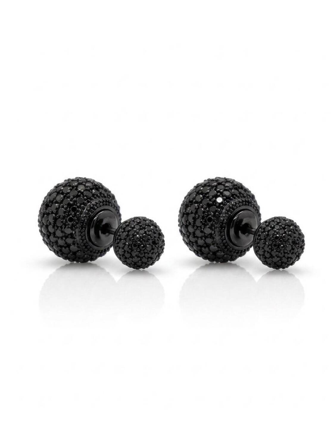 Paire de boucles d’oreilles à deux boules, grande et petite, entièrement recouvertes de pierres noires.