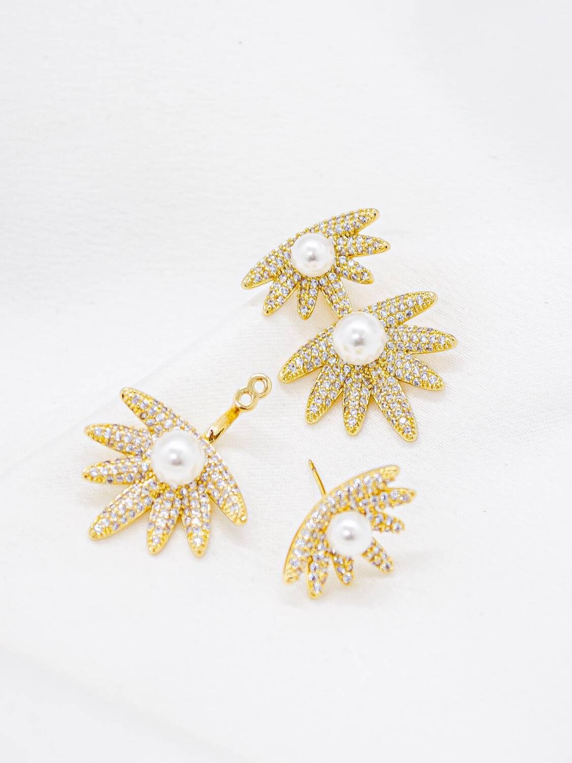 Pièces d’ear jacket dorées en forme de fleur, pavées de pierres claires, perle blanche centrale