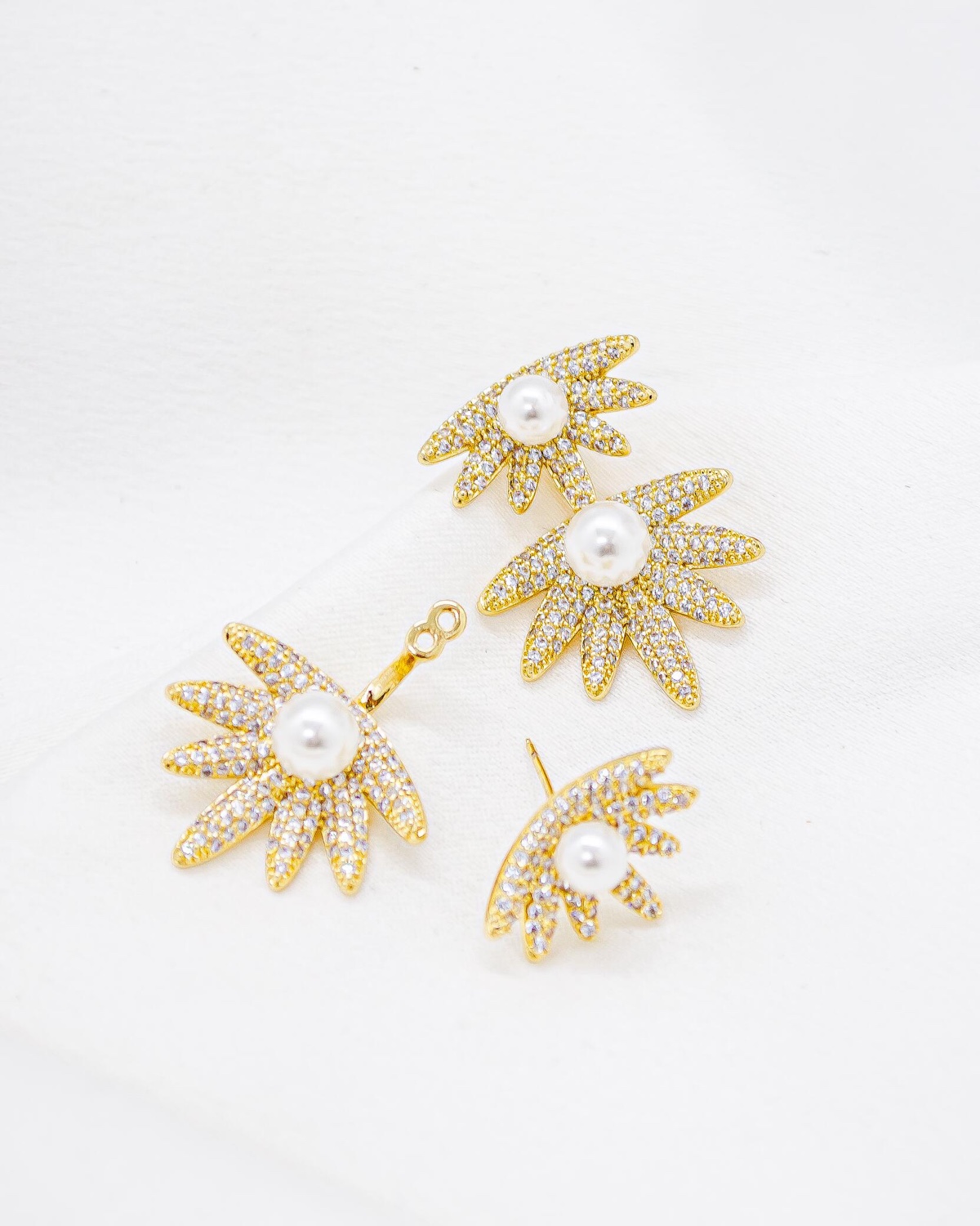 Pièces d’ear jacket dorées en forme de fleur, pavées de pierres claires, perle blanche centrale