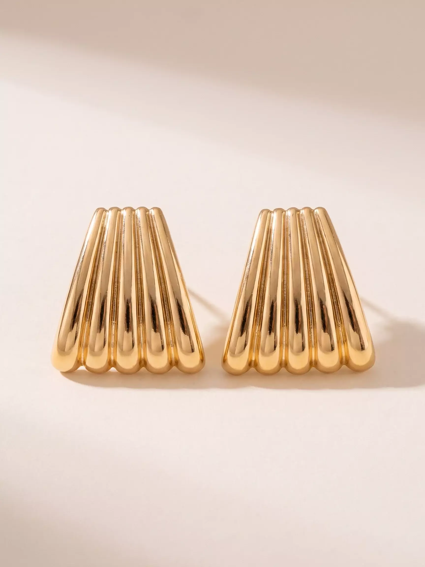 Boucles d'oreilles éventail maxi, la paire posée, vue de près
