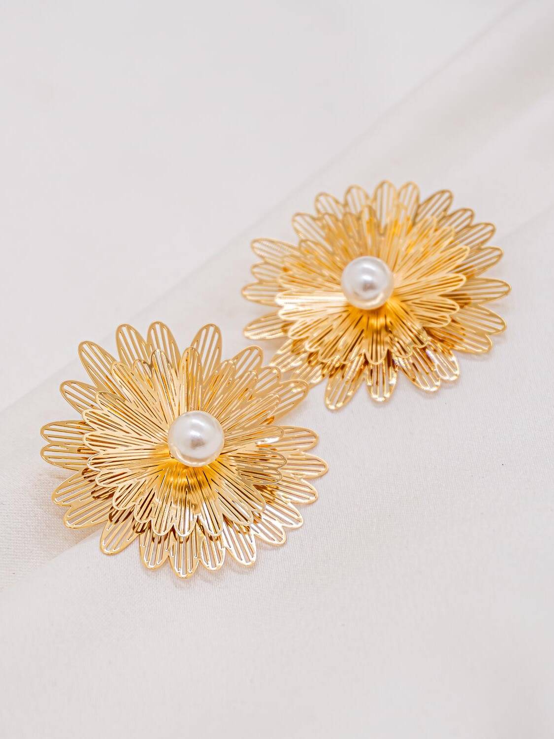 Paire de boucles d’oreilles dorées en fleur double très fournie, avec une perle blanche