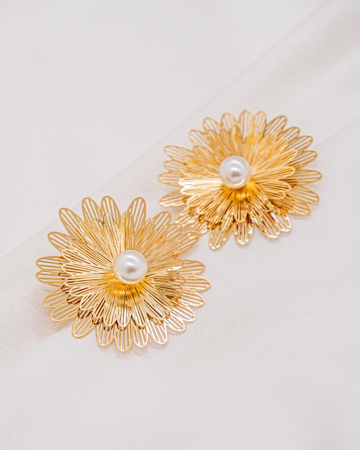 Paire de boucles d’oreilles dorées en fleur double très fournie, avec une perle blanche