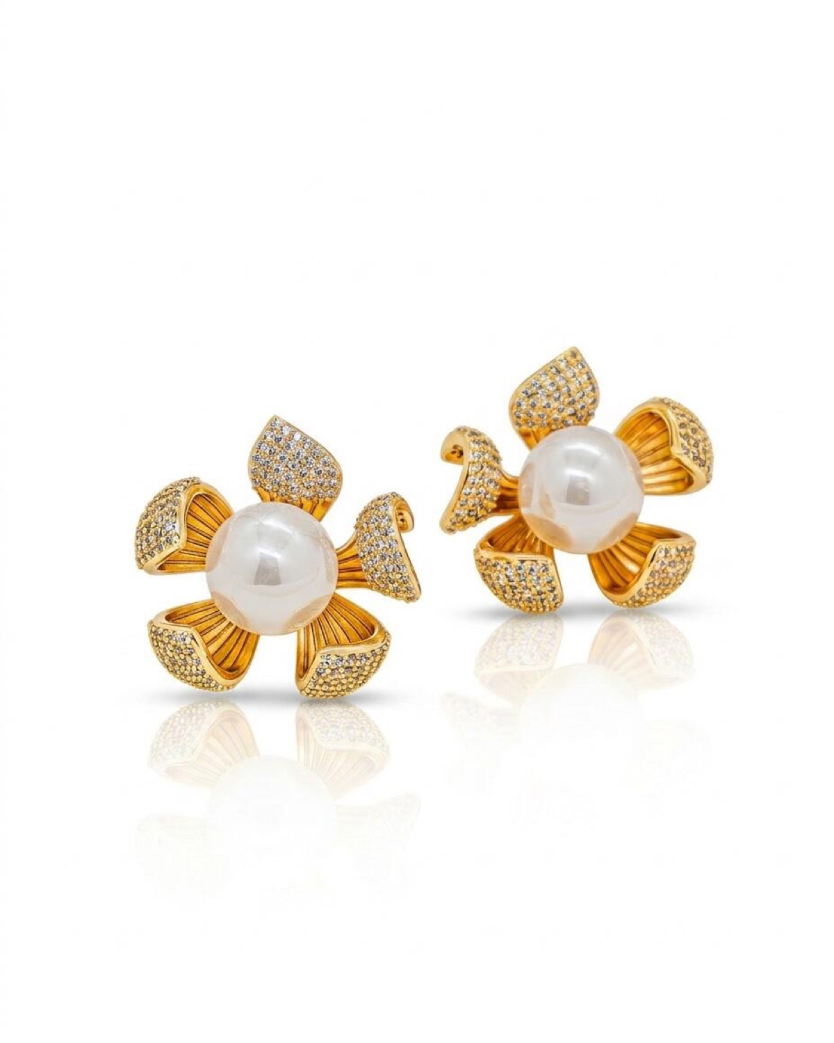 Paire de boucles d’oreilles dorées en fleur, pétales sertis de pierres claires, grosse perle centrale.