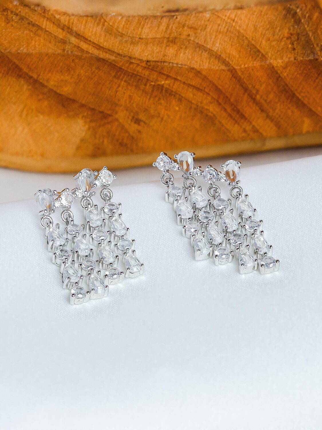 Paire de boucles d’oreilles argentées à franges de pierres claires en gouttes et rondes