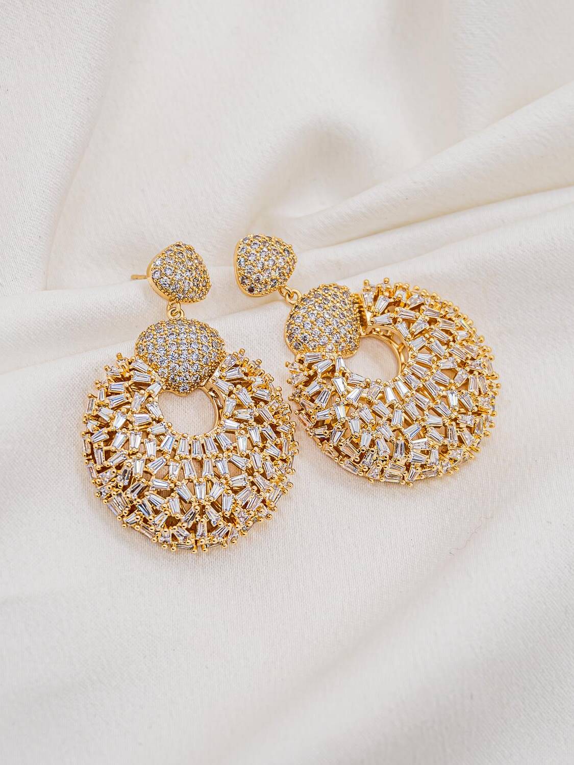 Maxi boucles d’oreilles dorées, pendentif rond de pierres baguettes et base ovale pavée