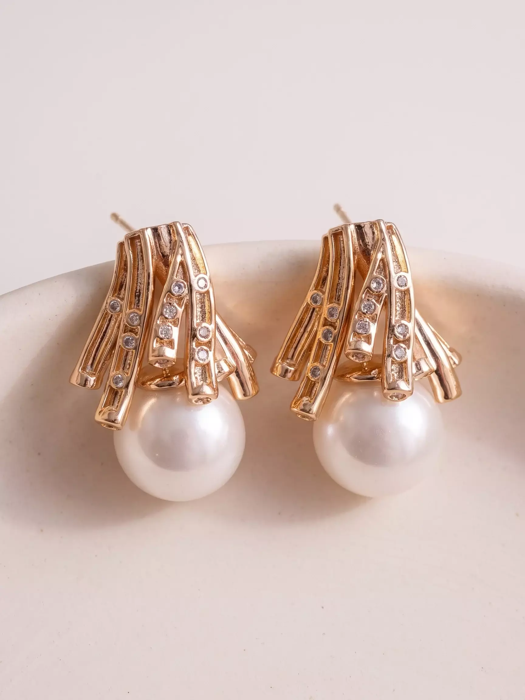 Maxi fine rain set earrings with pearl, pair display, close-up view