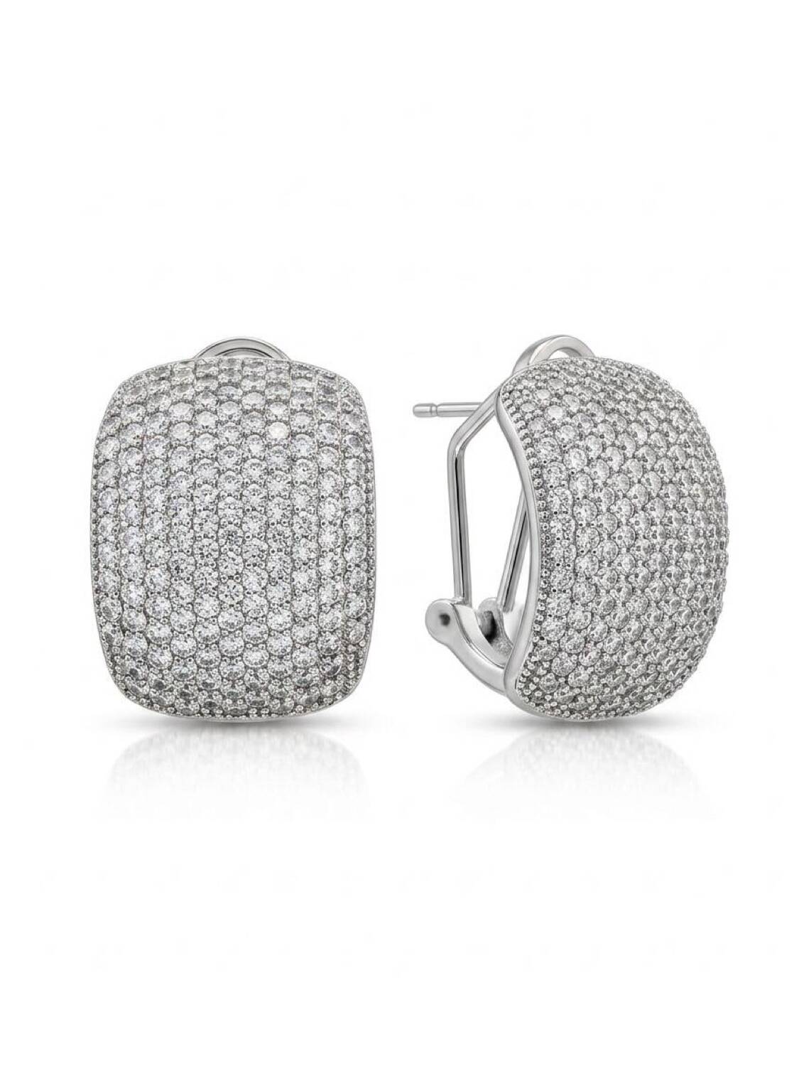 Paire de boucles d’oreilles argentées en rectangle bombé, entièrement pavées de pierres claires, fermeture à clip.