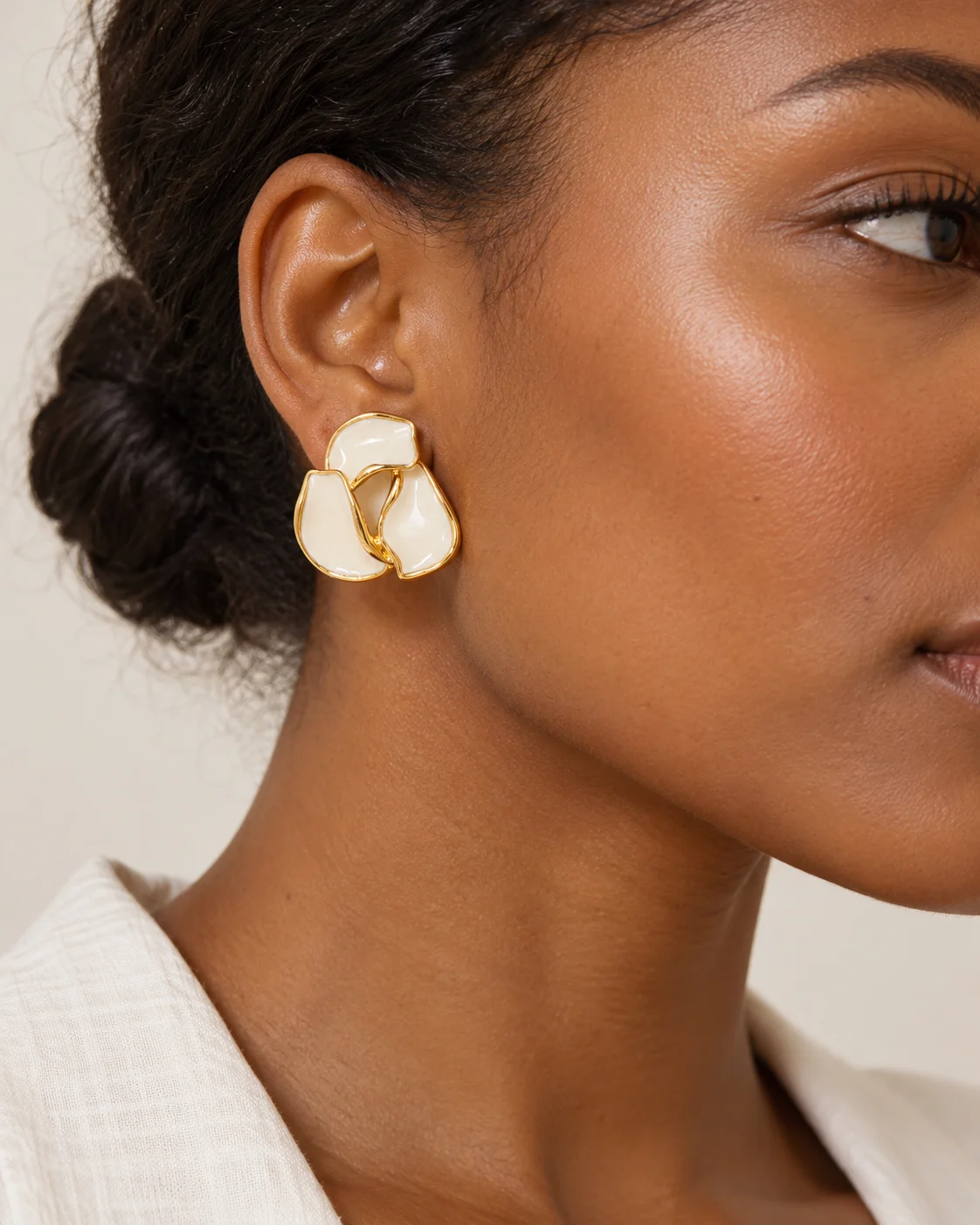 Boucles d'oreilles organique, résine blanche, portées, vues de près