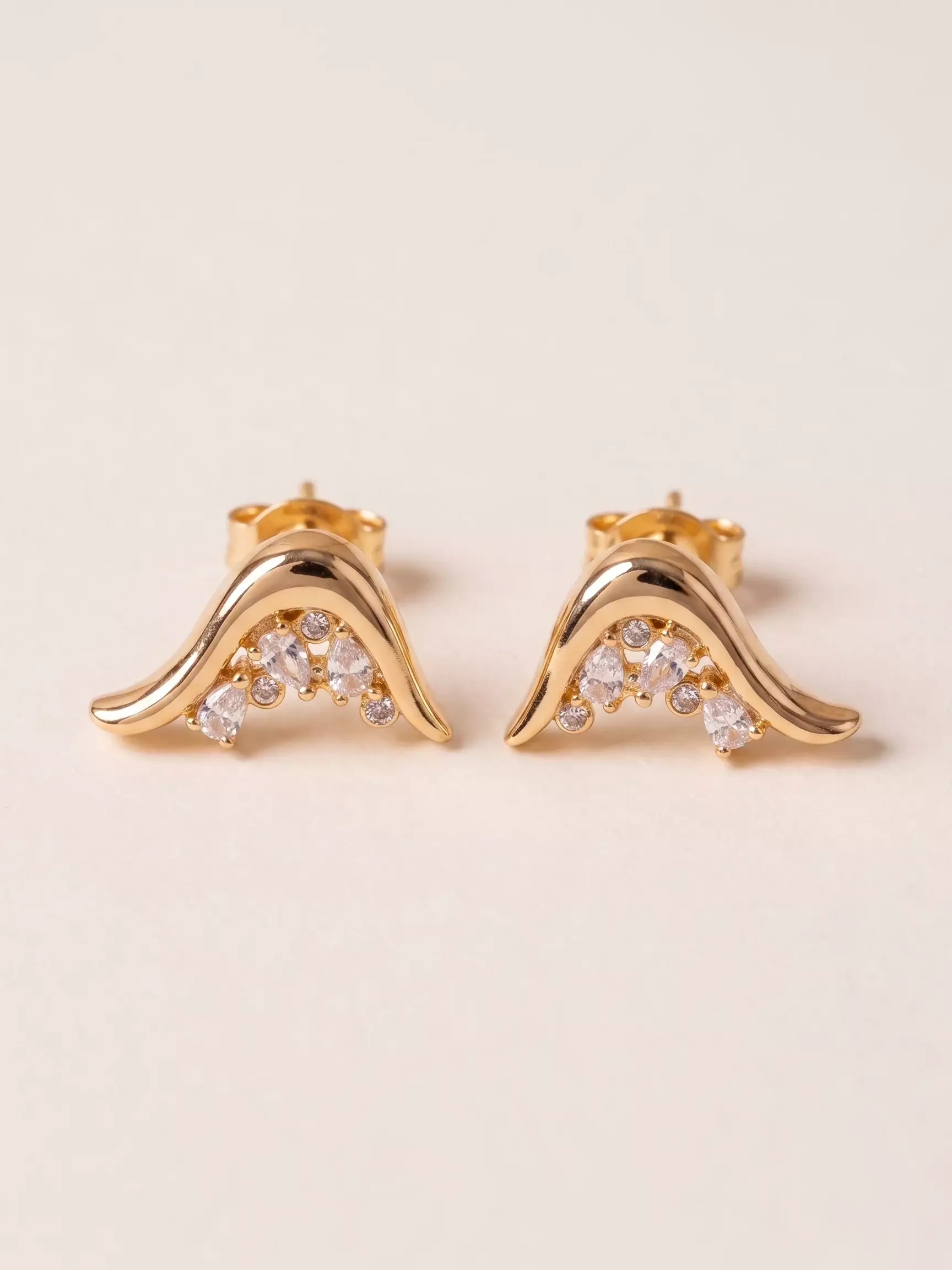 Boucles d'oreilles organique zircons, la paire posée, vue de près