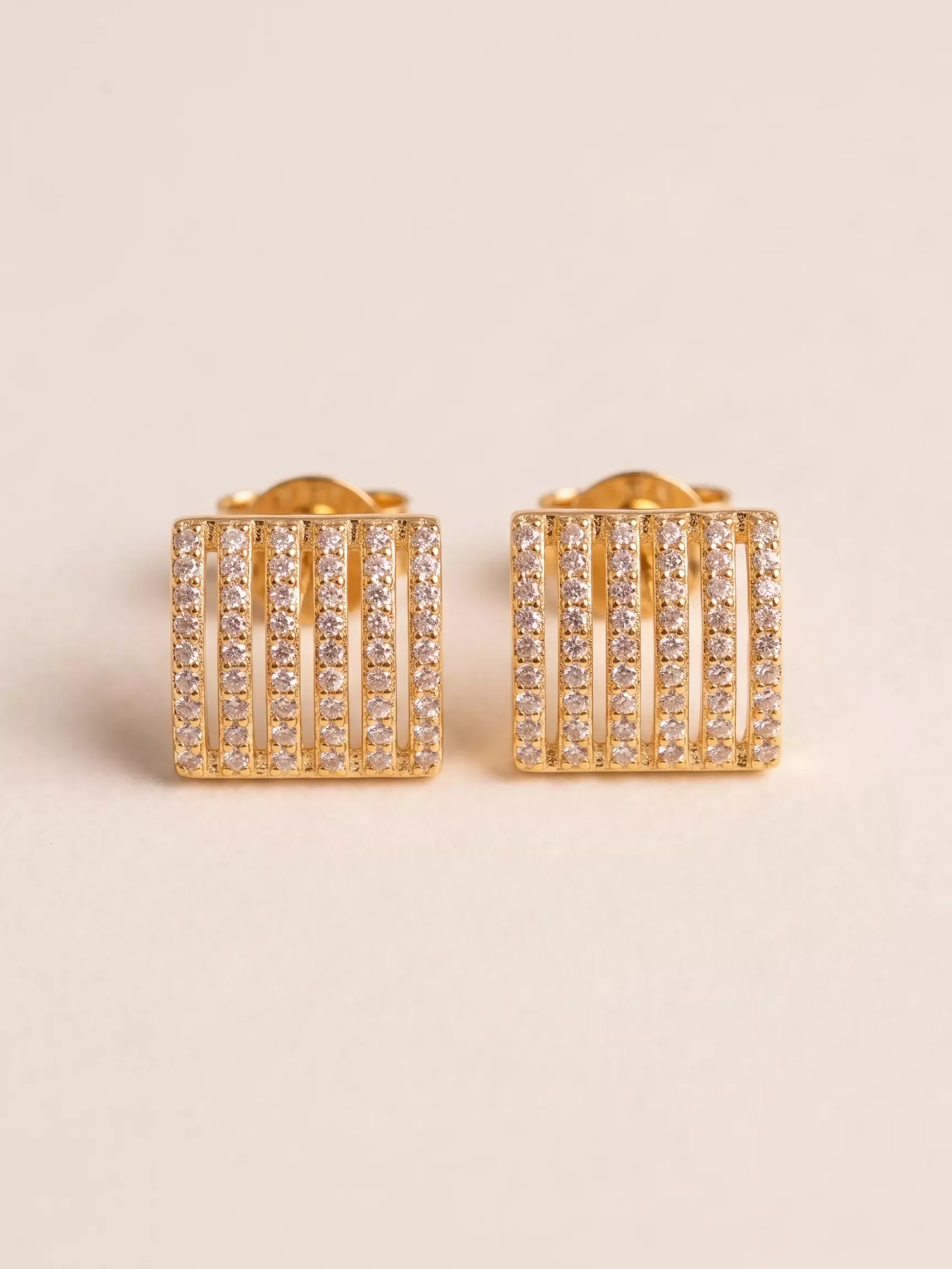 Boucles d'oreilles petite créole 6 rangées serties, la paire posée, vue de près