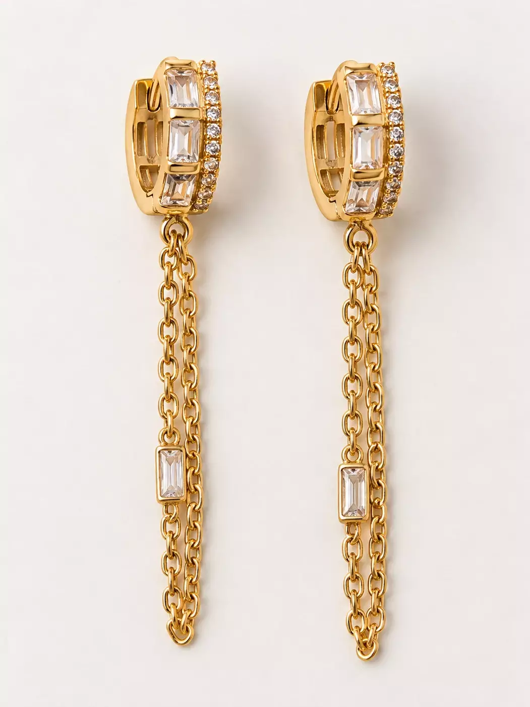 Boucles d'oreilles petite créole sertie, chaîne et 1 zircon, la paire posée, vue de près