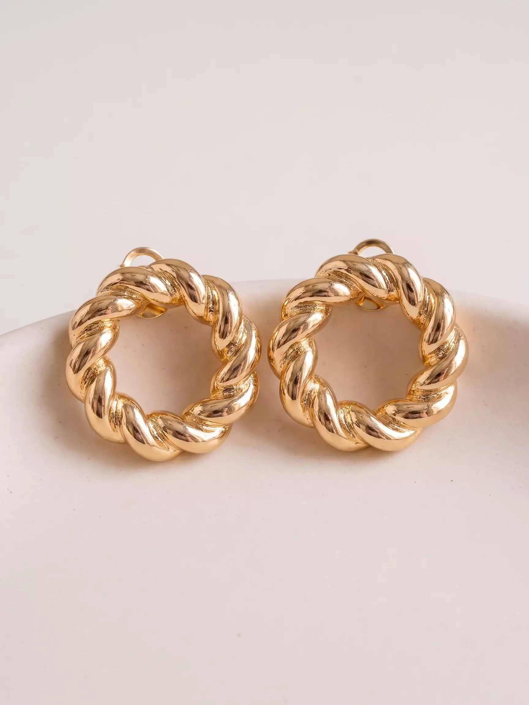 Boucles d'oreilles rond ajouré torsadé maxi, la paire posée, vue de près