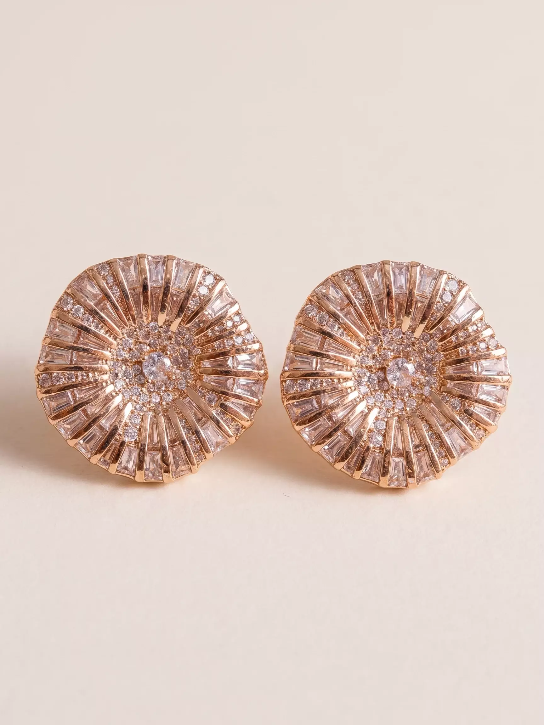 Boucles d'oreilles rond organique serti, zircons, la paire posée, vue de près