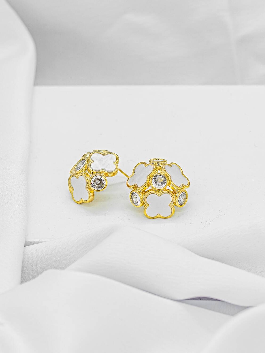 Paire de boucles d’oreilles dorées en bouquet de trèfles blancs et pierres claires serties