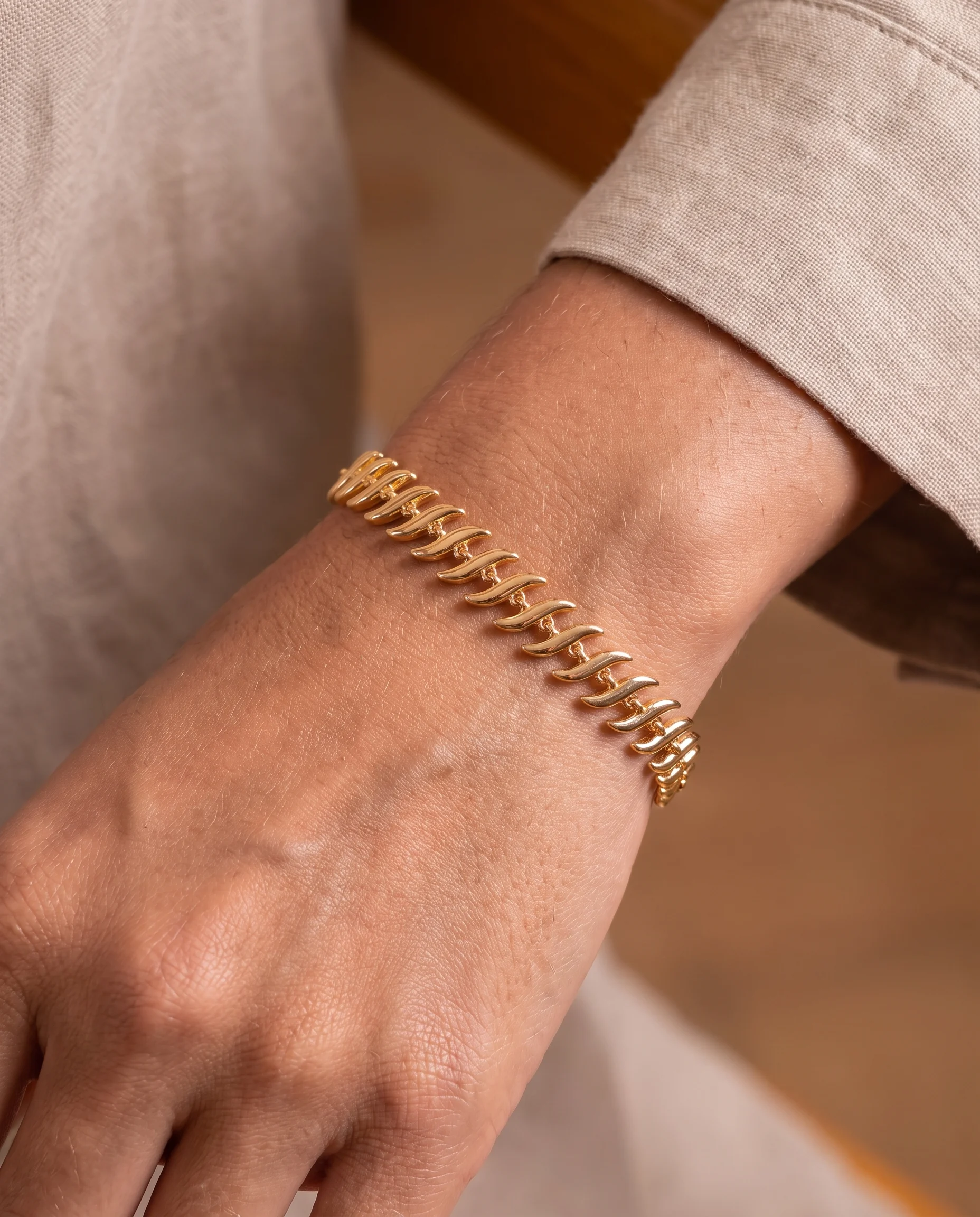 Bracelet bâtonnets latéraux courbés, porté au poignet, vu de près