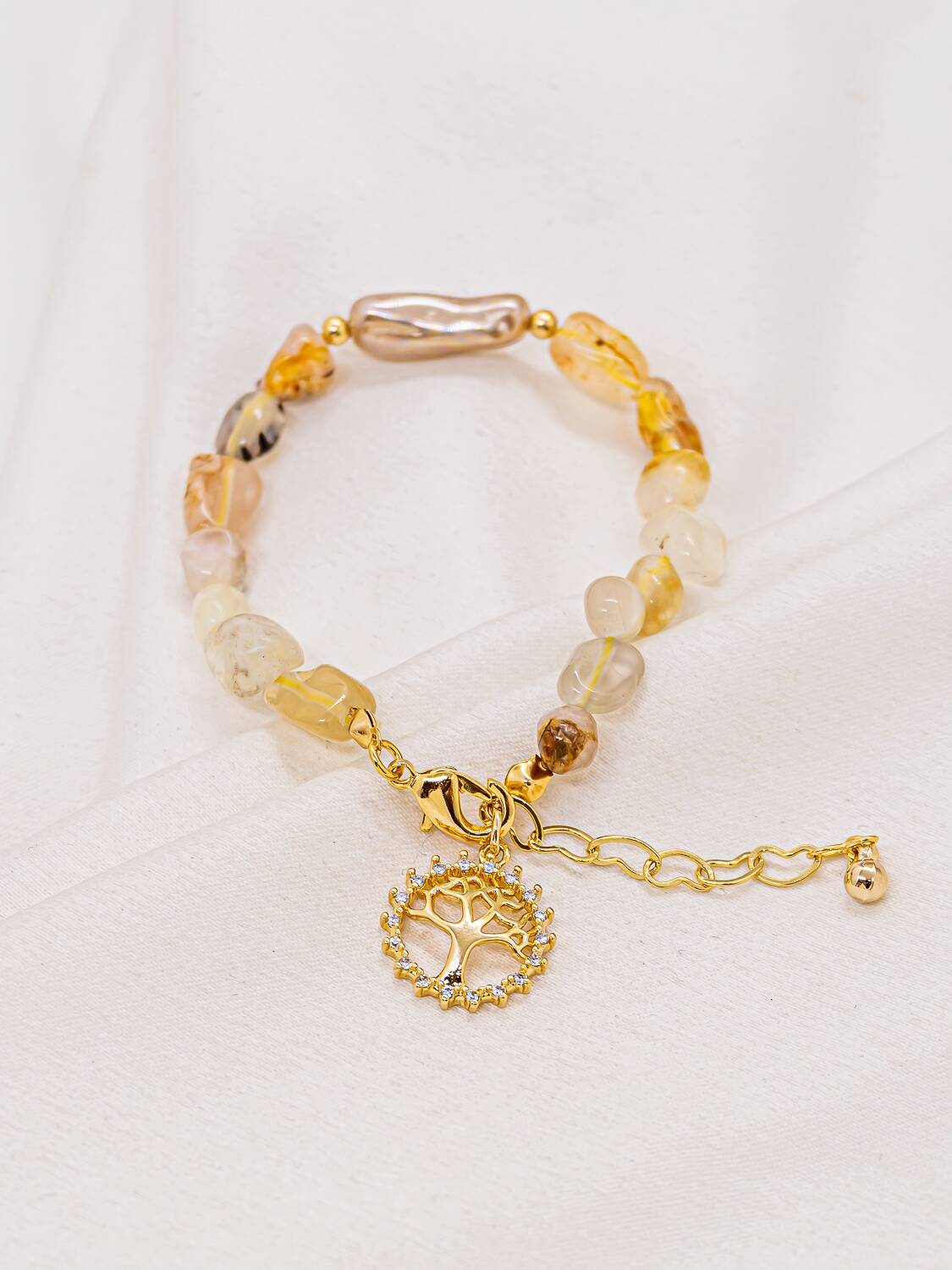 Bracelet de pierres de jade couleur miel avec perle baroque et médaillon arbre de vie doré serti