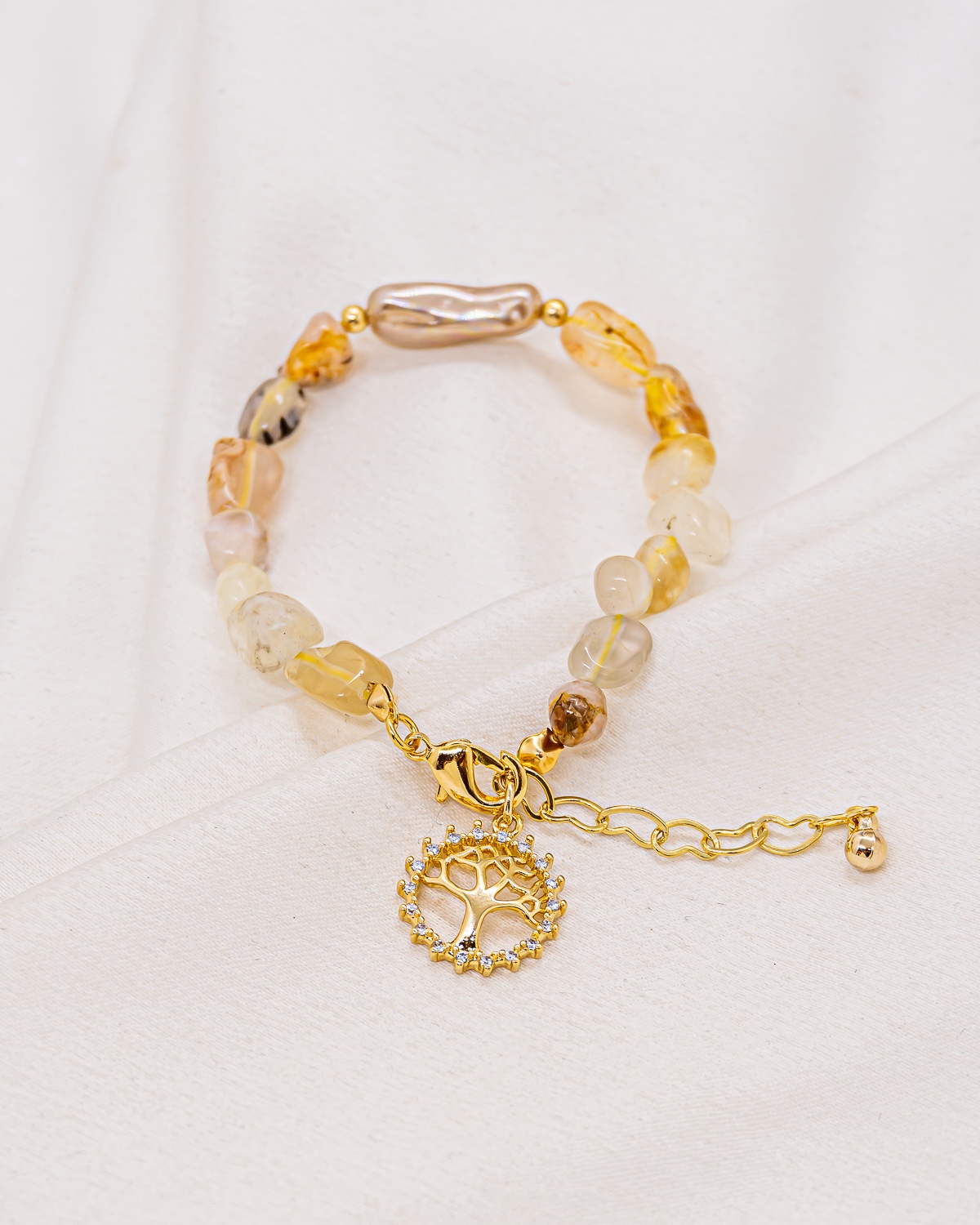 Bracelet de pierres de jade couleur miel avec perle baroque et médaillon arbre de vie doré serti