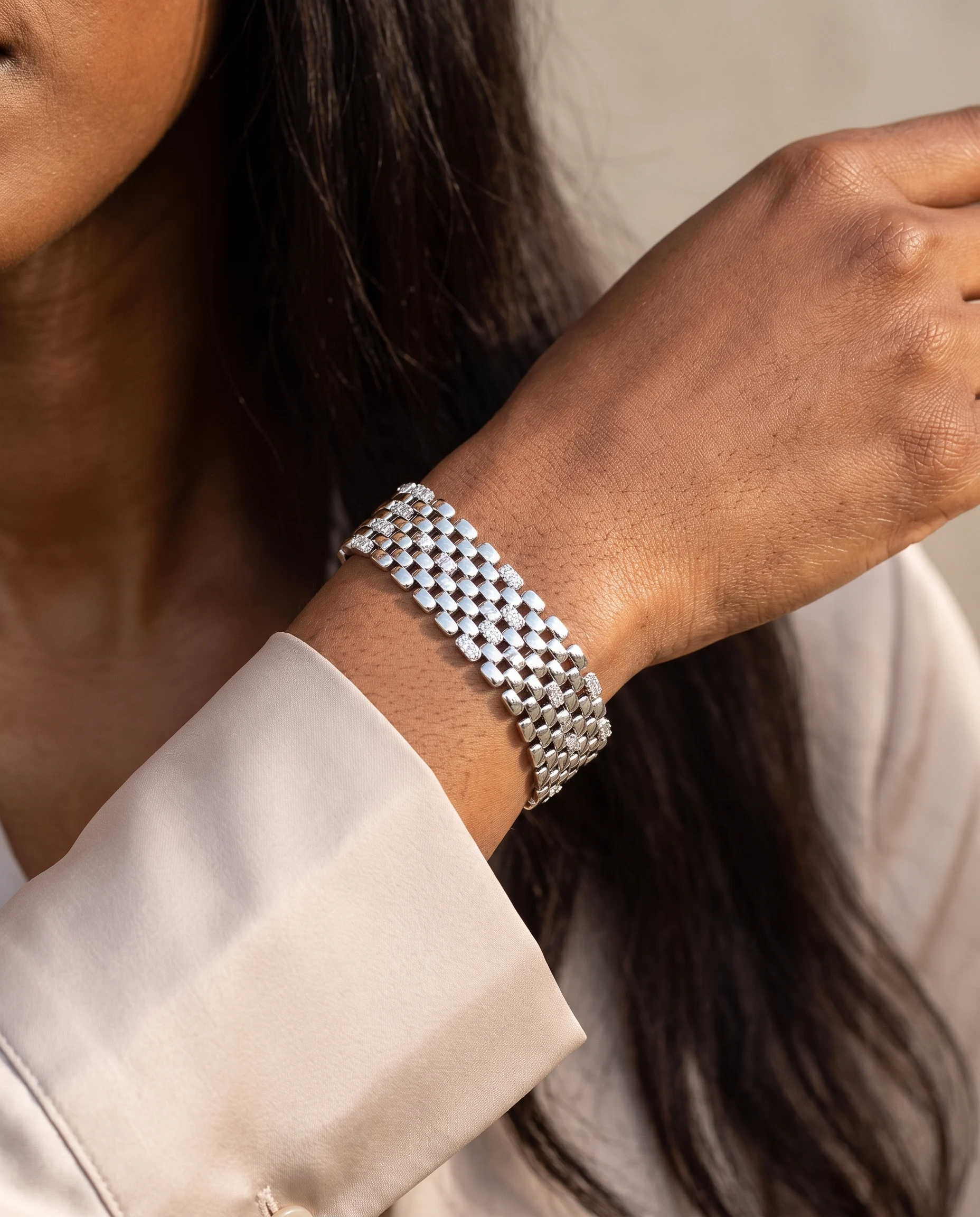 Bracelet maille 7 rangées, zircon rhodium blanc, porté au poignet, vu de près
