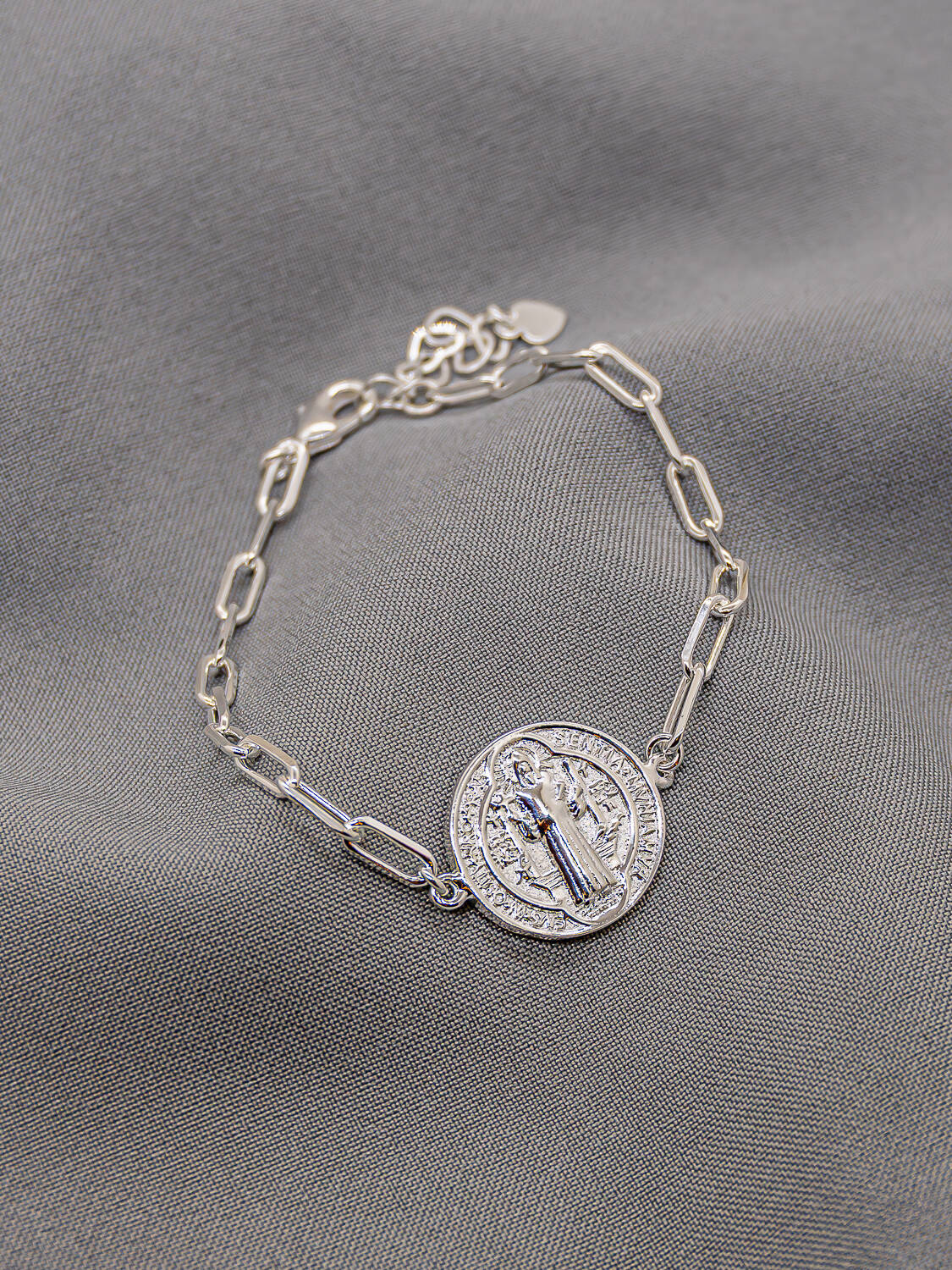 Bracelet argenté à longs maillons avec grande médaille ronde gravée, chaînette terminée par un cœur