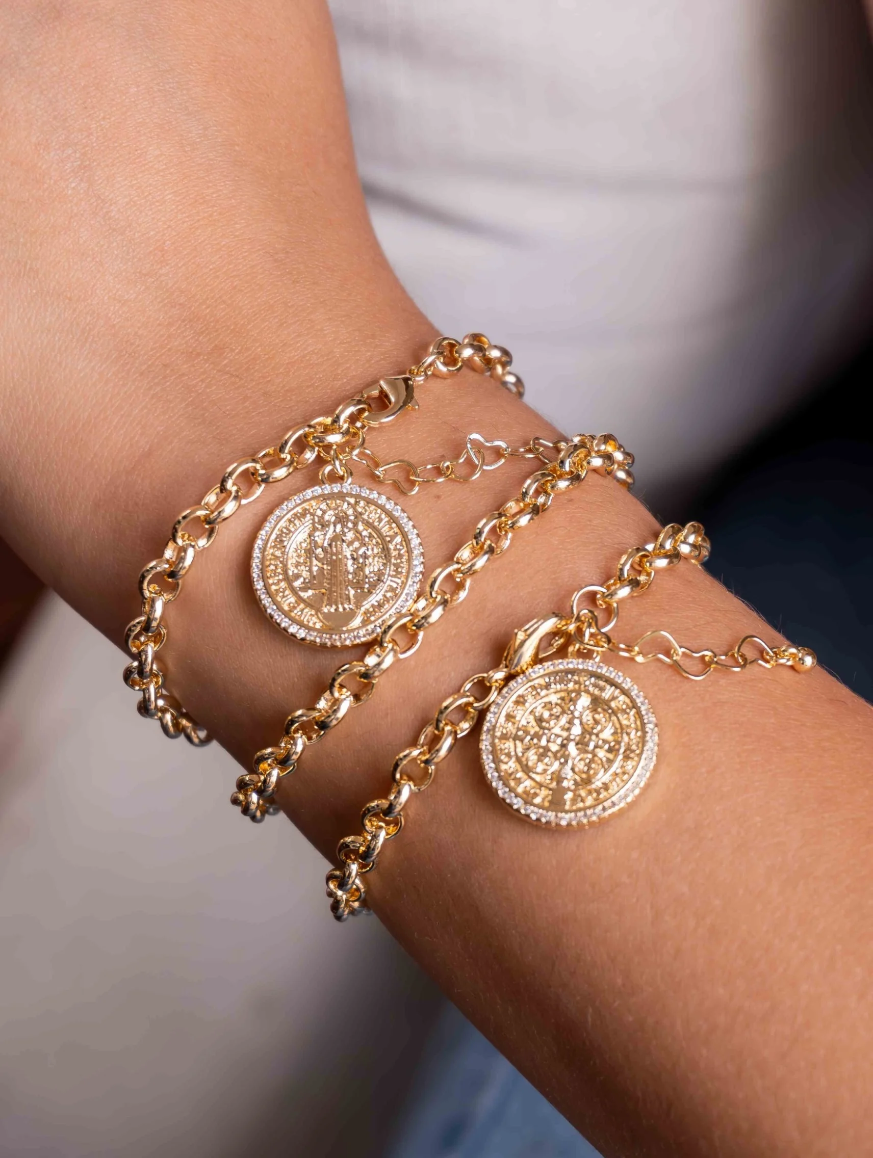 Bracelet maille portugaise, médaille Saint Benoît double face bordure sertie, porté en gros plan, autre vue