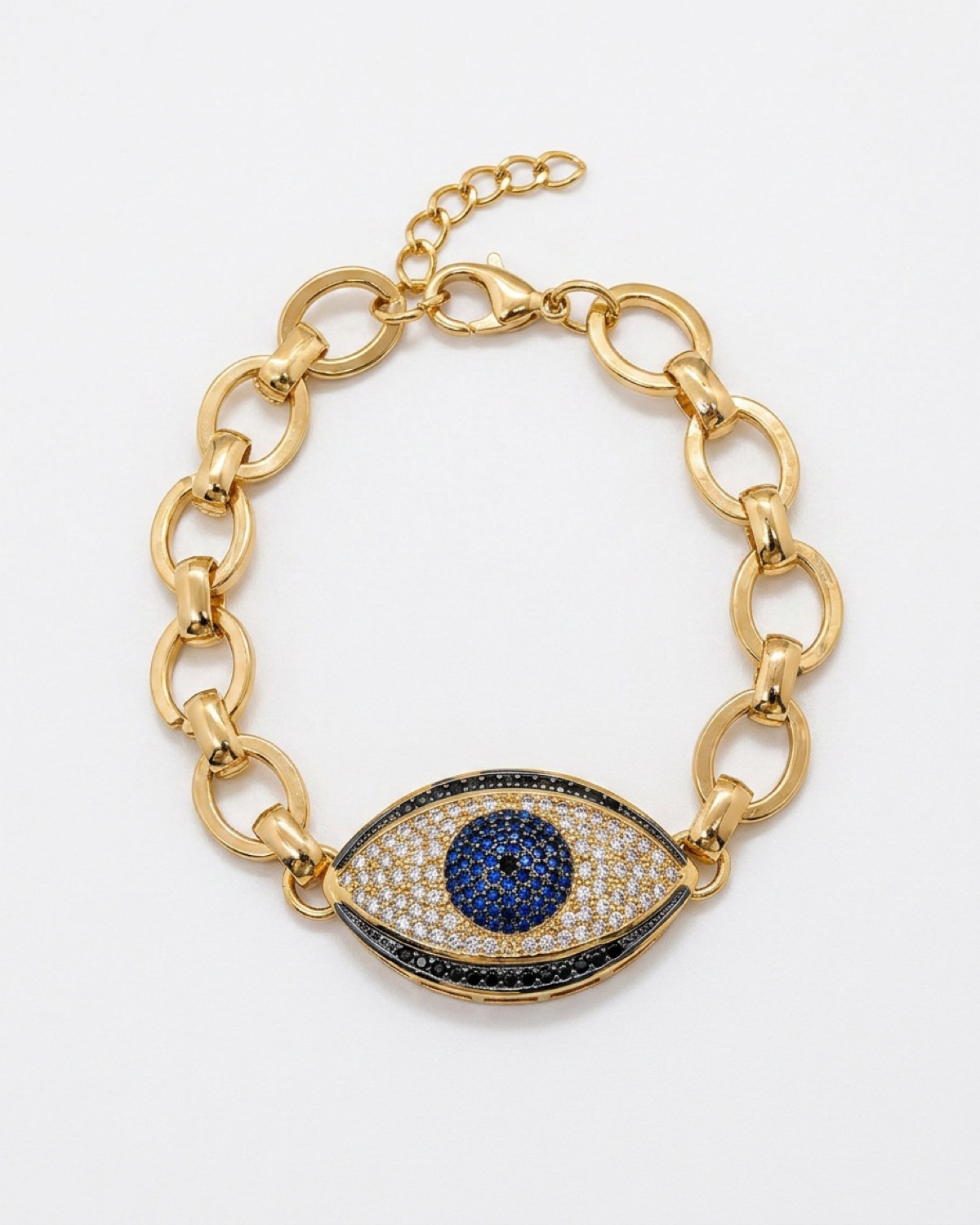Pulseira dourada de elos largos com grande olho grego cravejado com pedras azuis, claras e pretas
