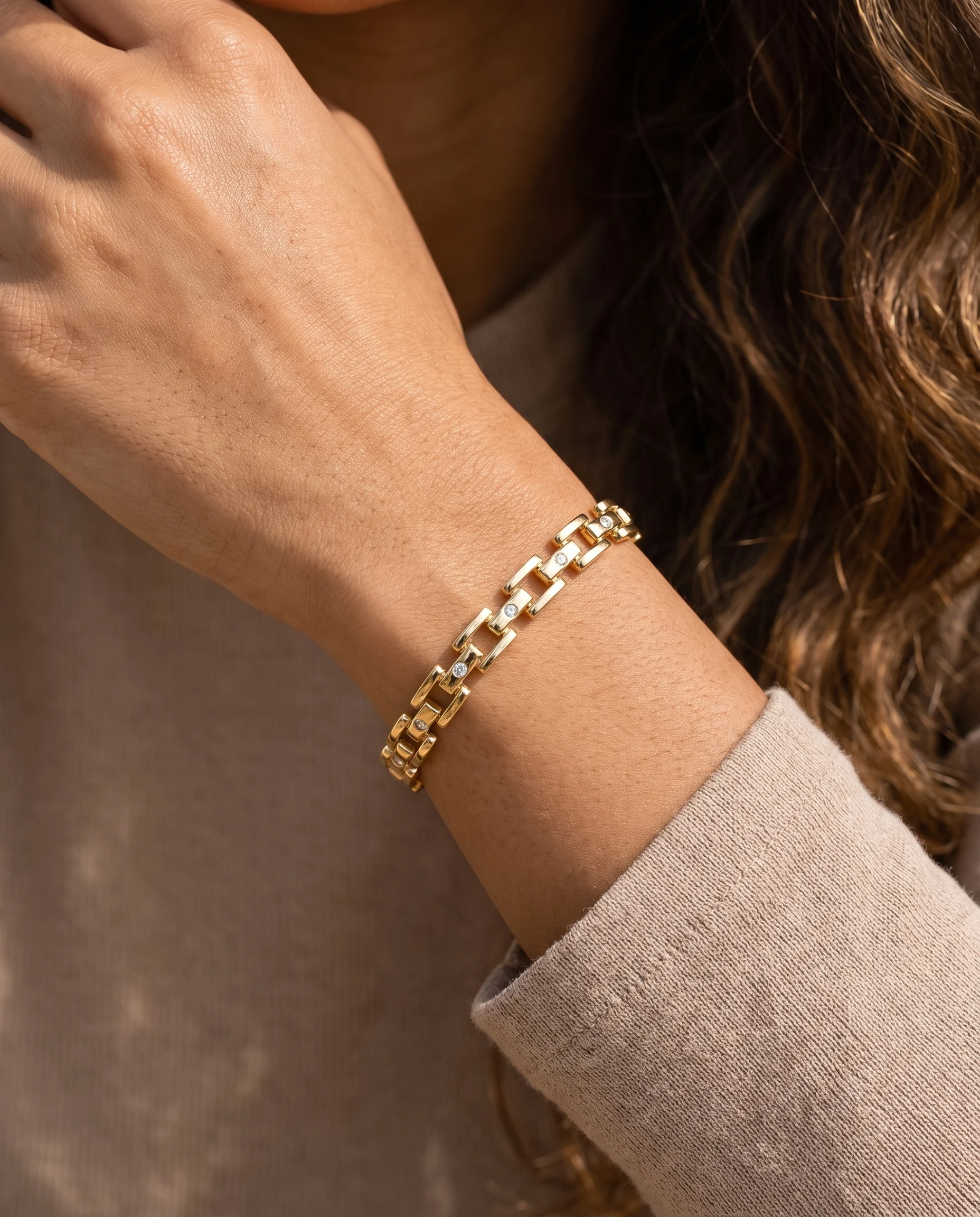 Bracelet maillons, zircons, porté au poignet, vu de près