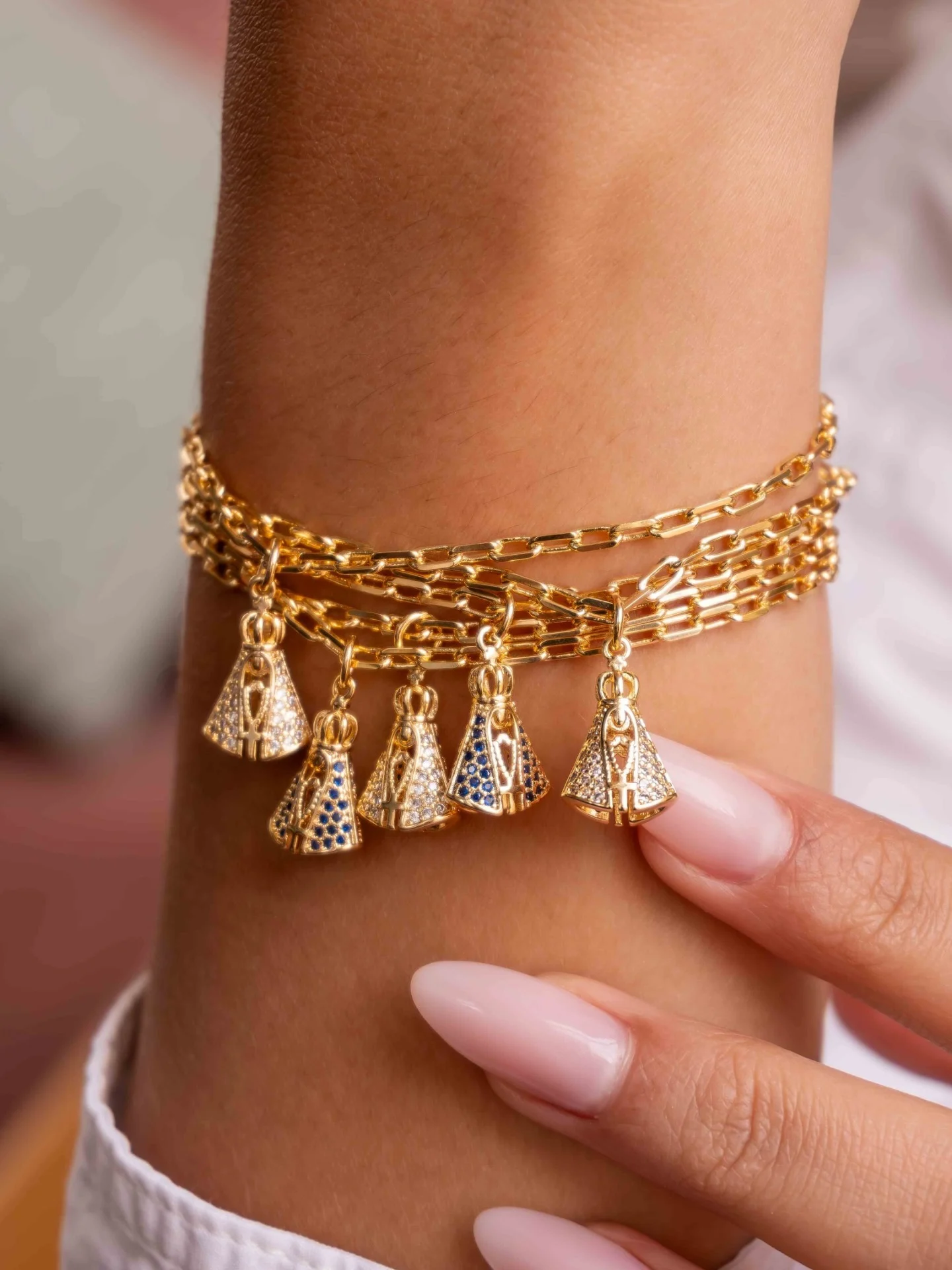 Pulseira mini elos ovais, Nossa Senhora cravejada, no corpo em close-up