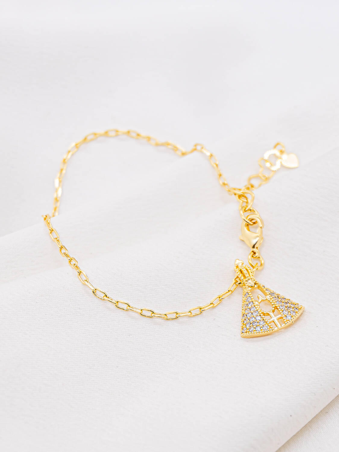 Bracelet doré à maillons allongés avec pendentif Notre-Dame serti de petites pierres claires