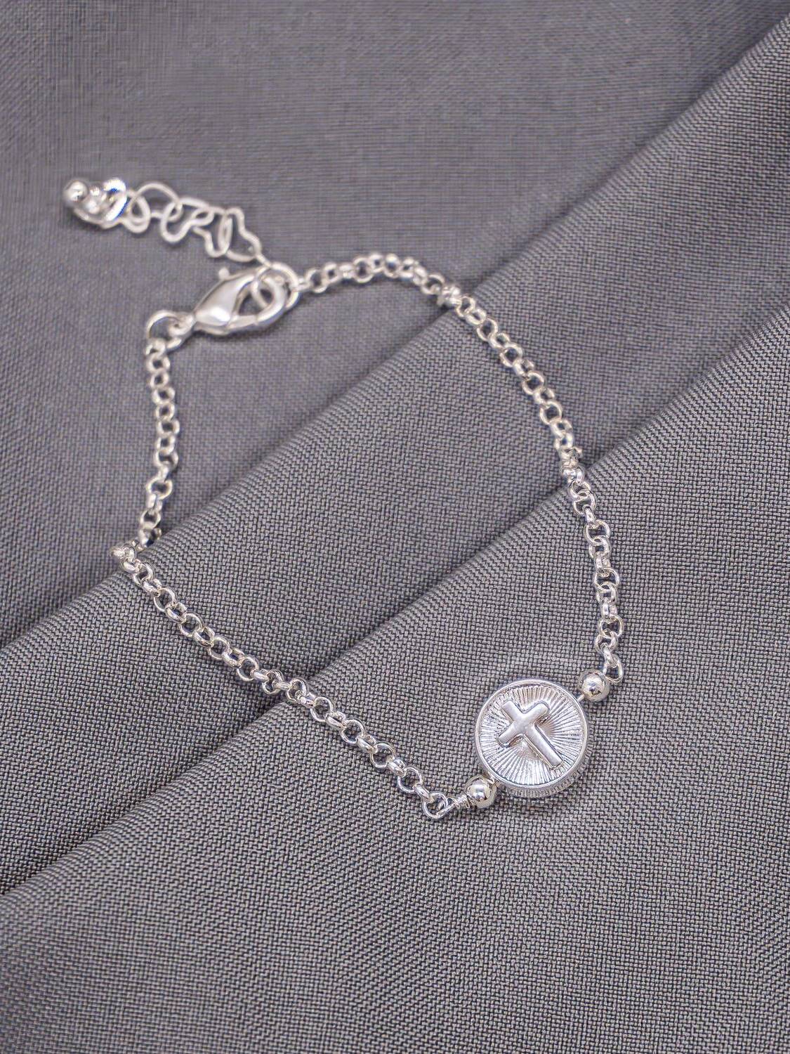 Bracelet argenté à fine chaîne ronde, médaille ronde ornée d’une croix en relief