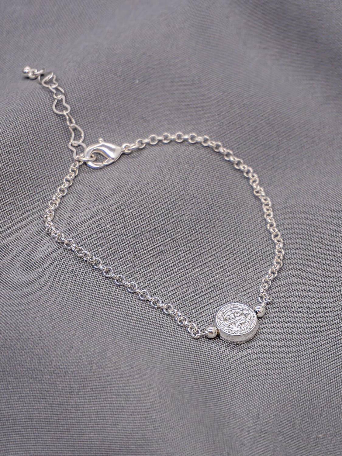 Bracelet argenté à fine chaîne, petit disque gravé de la médaille Saint Benoît