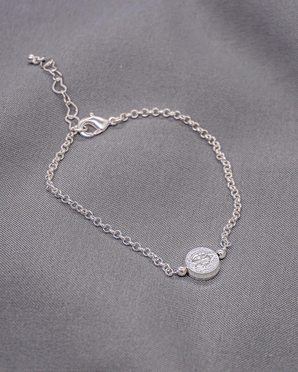 Bracelet argenté à fine chaîne, petit disque gravé de la médaille Saint Benoît