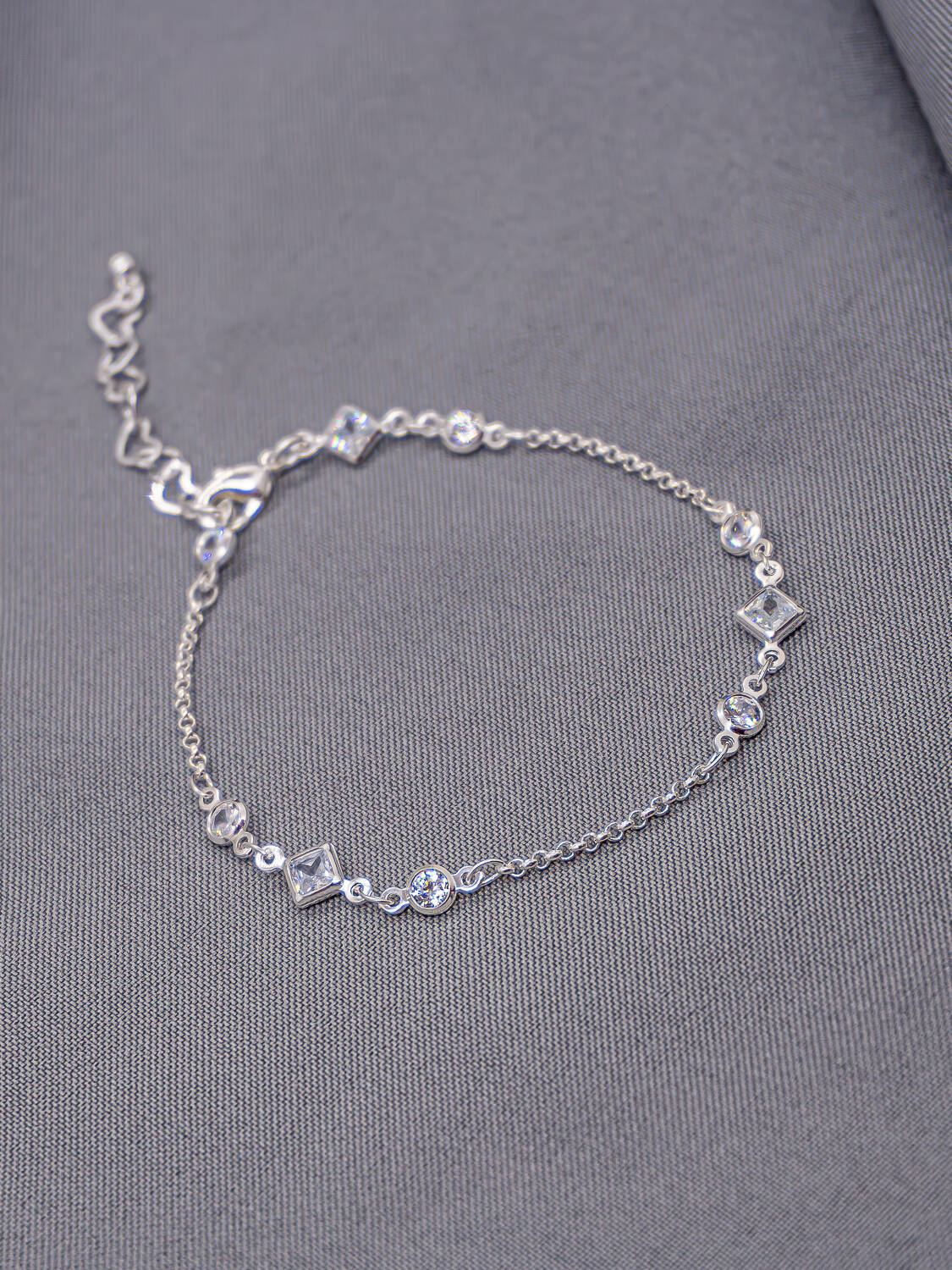 Bracelet argenté fin à zircons carrés et ronds