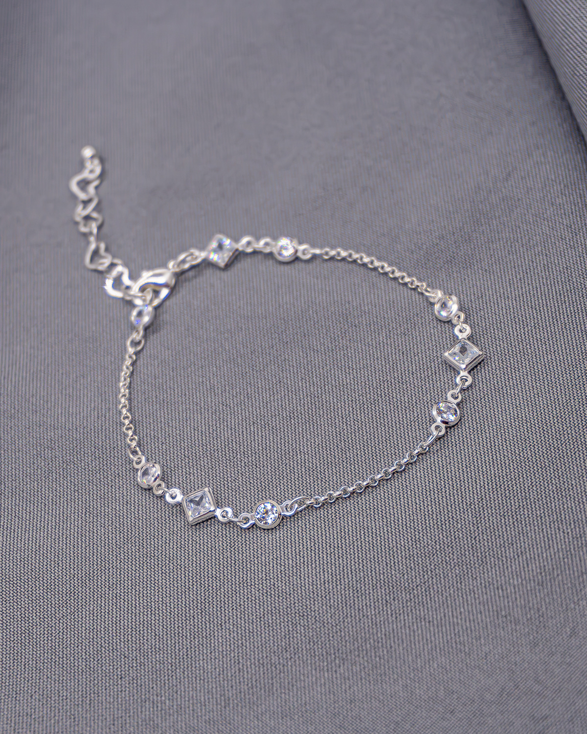 Bracelet argenté fin à zircons carrés et ronds