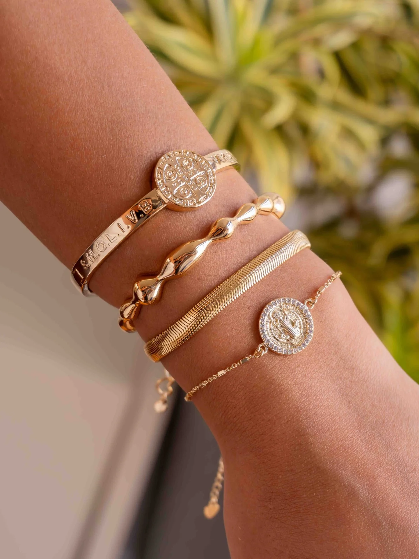 Bracelet mini maillons, médaille de Saint Benoît, bordure sertie, porté en gros plan, autre vue