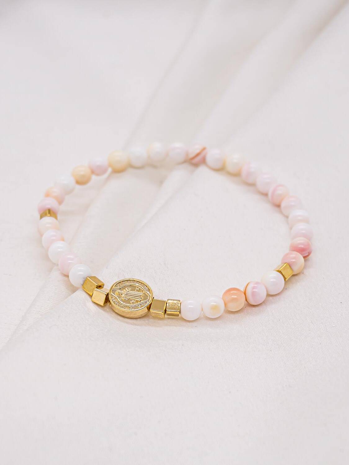 Bracelet de billes de nacre rose, pêche et ivoire avec médaille dorée et cubes dorés