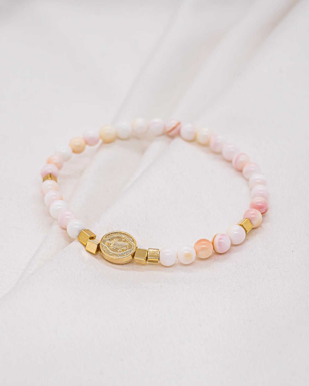 Bracelet de billes de nacre rose, pêche et ivoire avec médaille dorée et cubes dorés