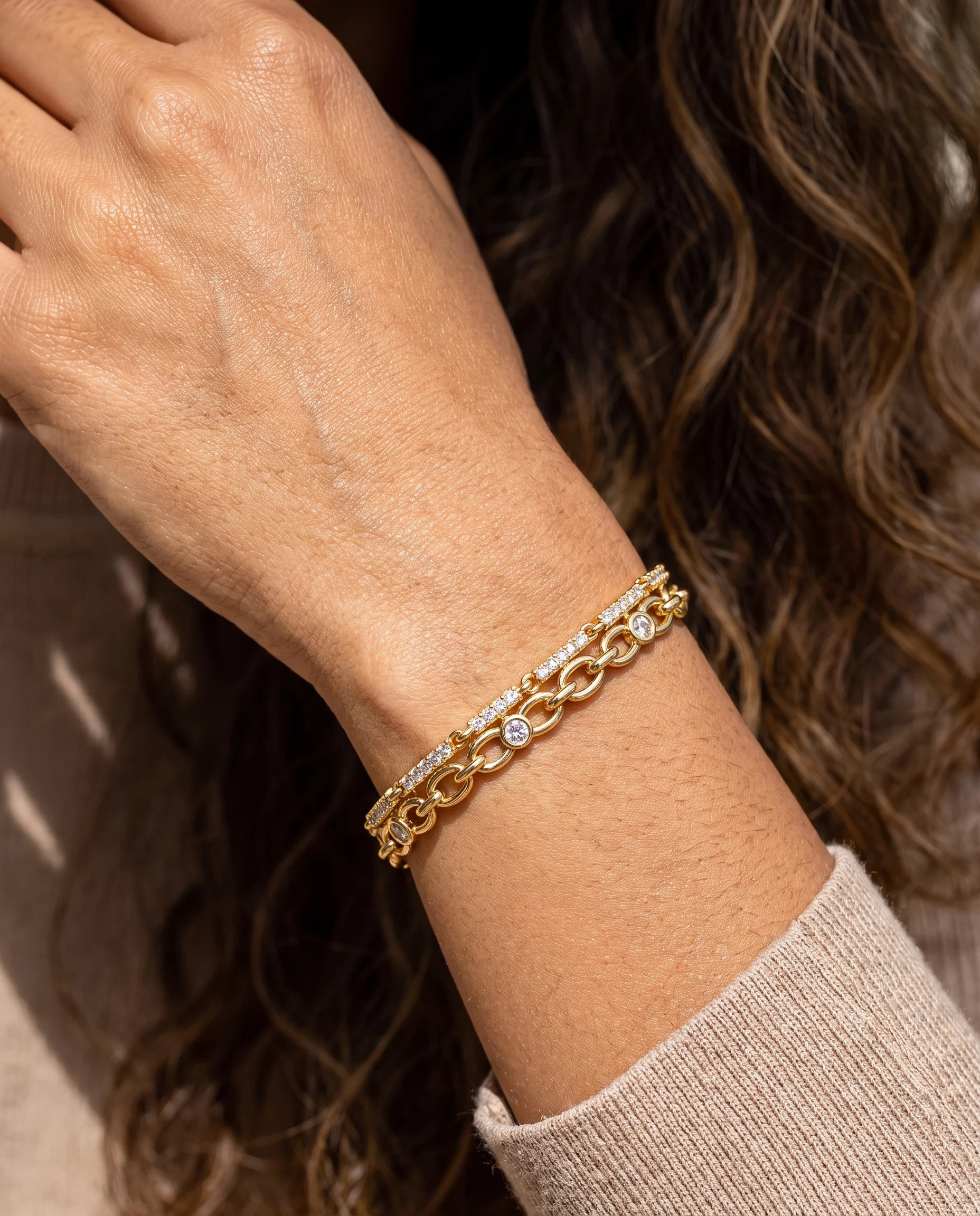 Bracelet petits bâtonnets sertis et mini maillons lisses, porté au poignet, vu de près