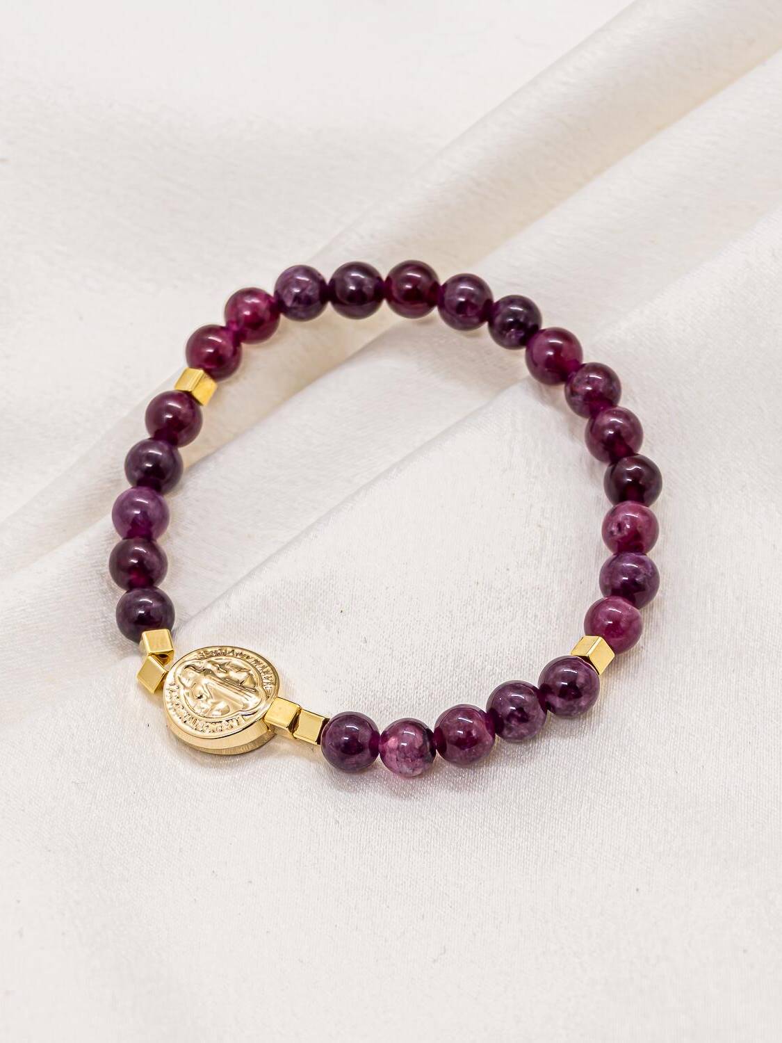 Bracelet de billes rouge marsala avec petite médaille dorée Saint Benoît et cubes dorés