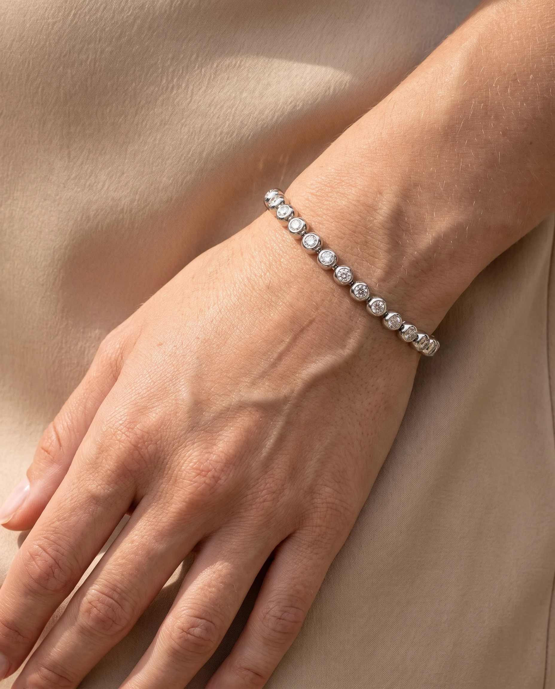 Bracelet rivière rhodium blanc, porté au poignet, vu de près