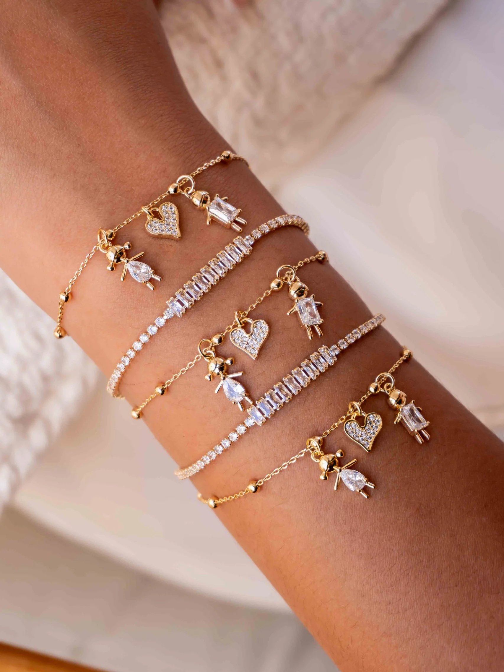 Bracelet rivière, zircons baguette, porté en gros plan